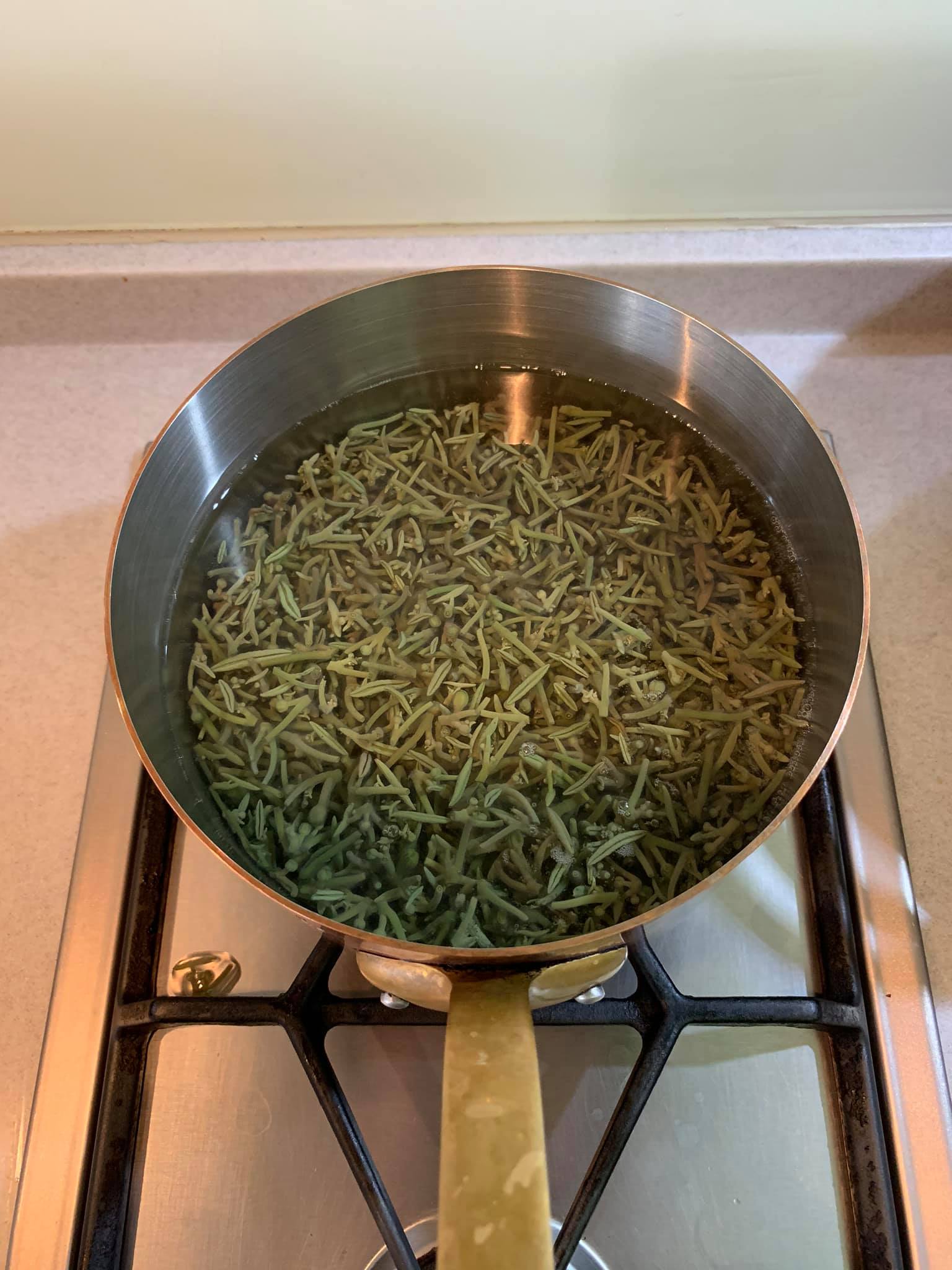 將蒓菜洗淨，下鍋加魚露略滾一下，便瀝乾備用。