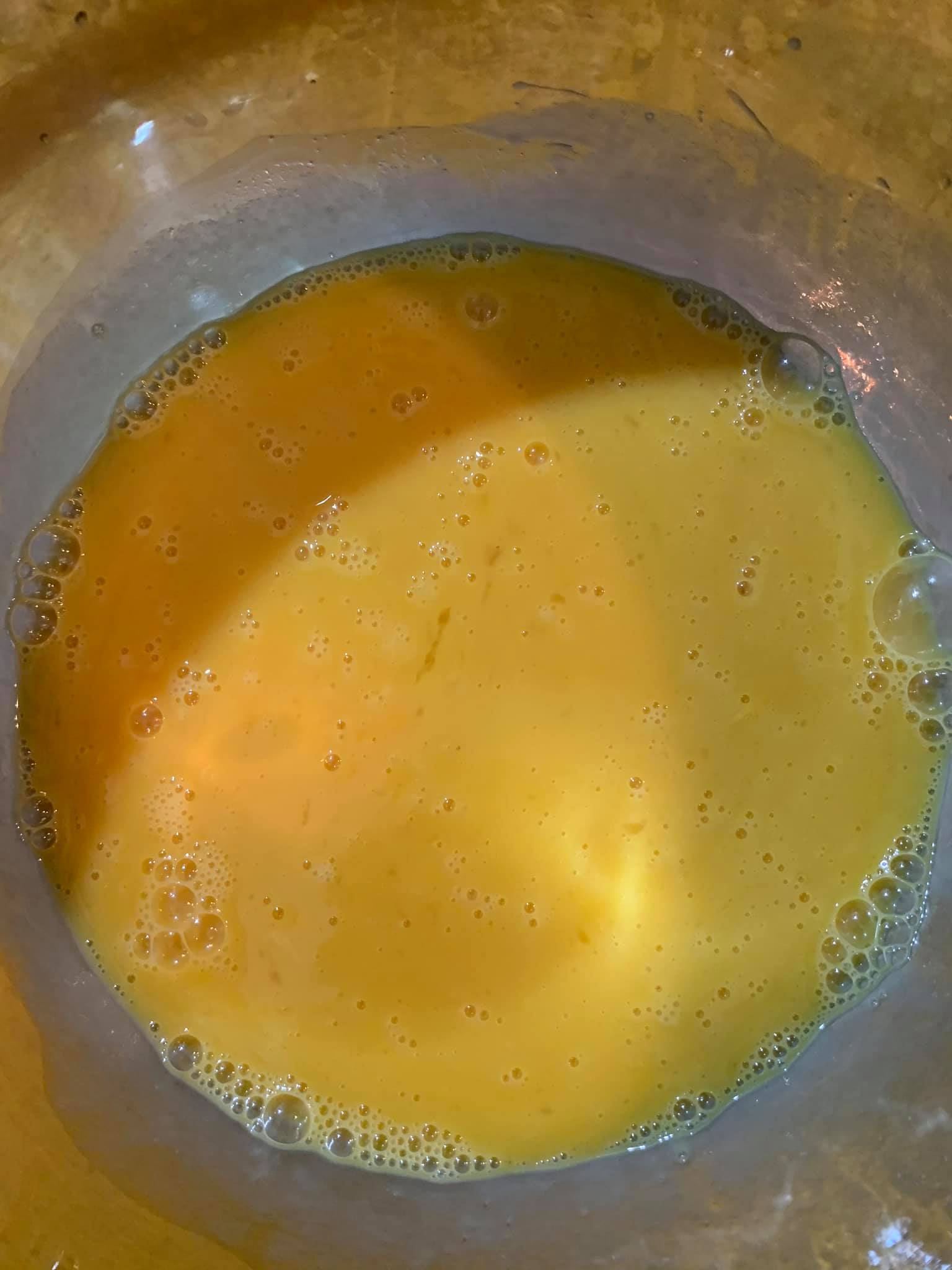 將太白粉高湯倒入蛋汁中，拌入一匙豬油。