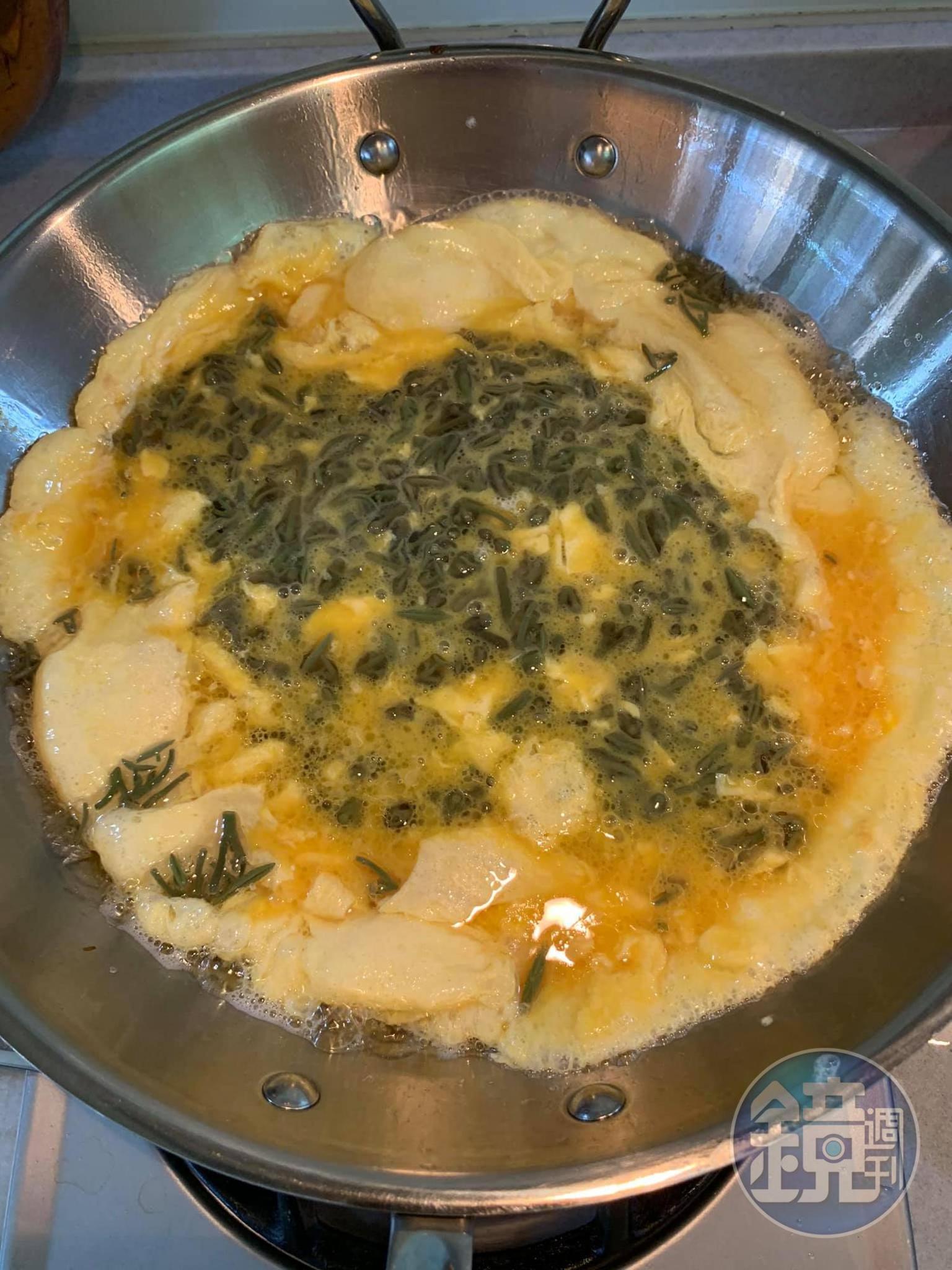 將蒓菜下在蛋的中央。