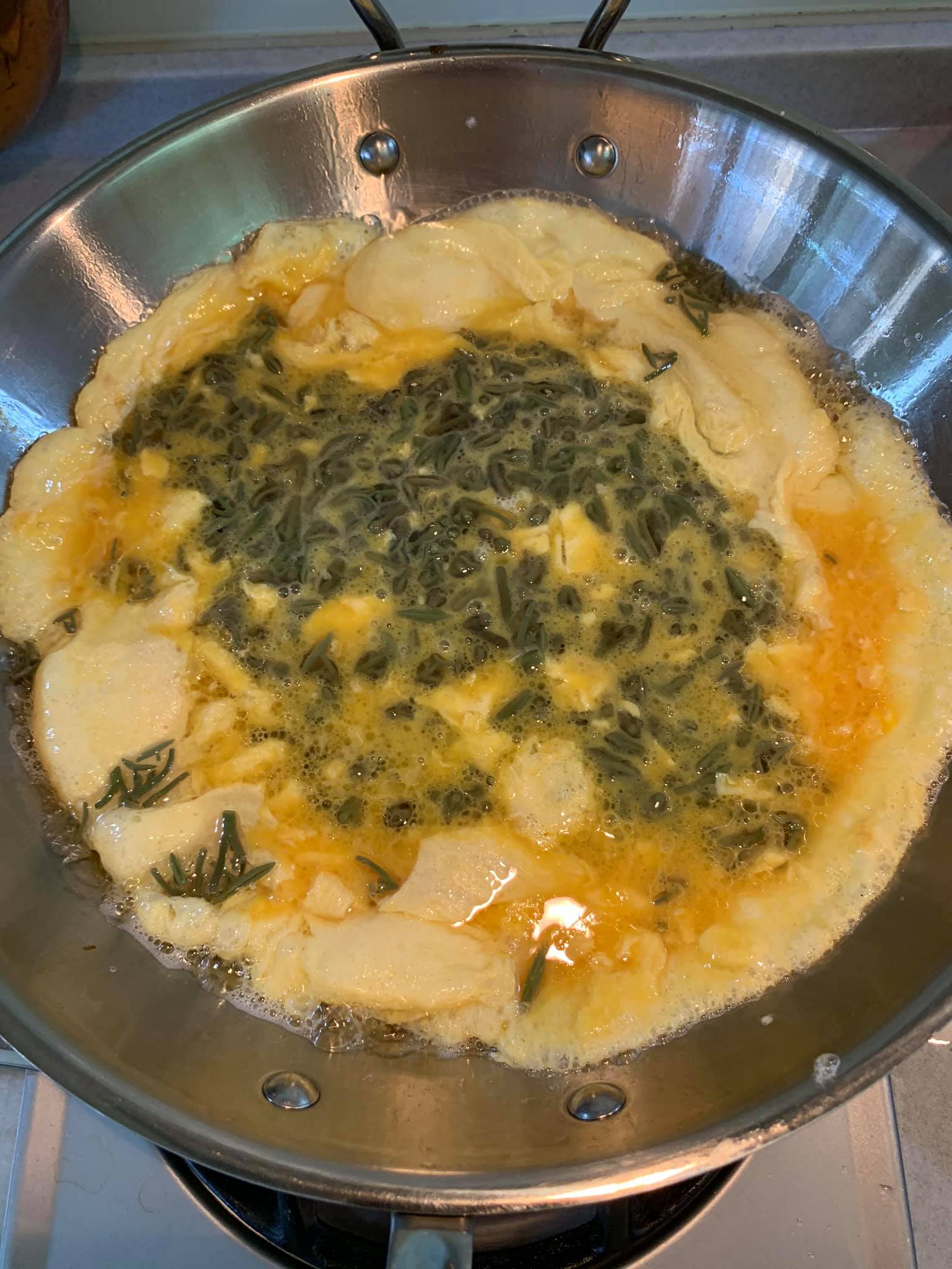 將蒓菜下在蛋的中央。