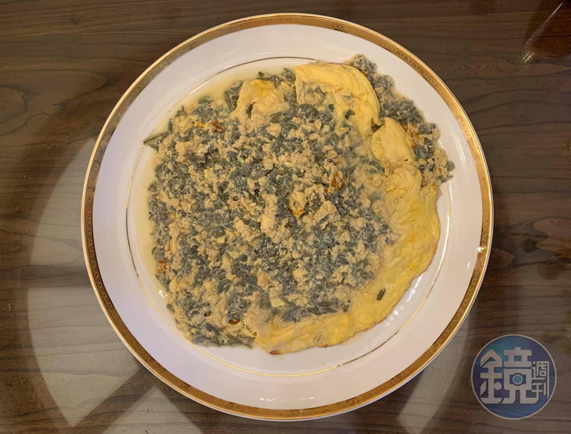 等蛋汁凝結，中心膨起如布丁，不翻面，直接滑入盤中。