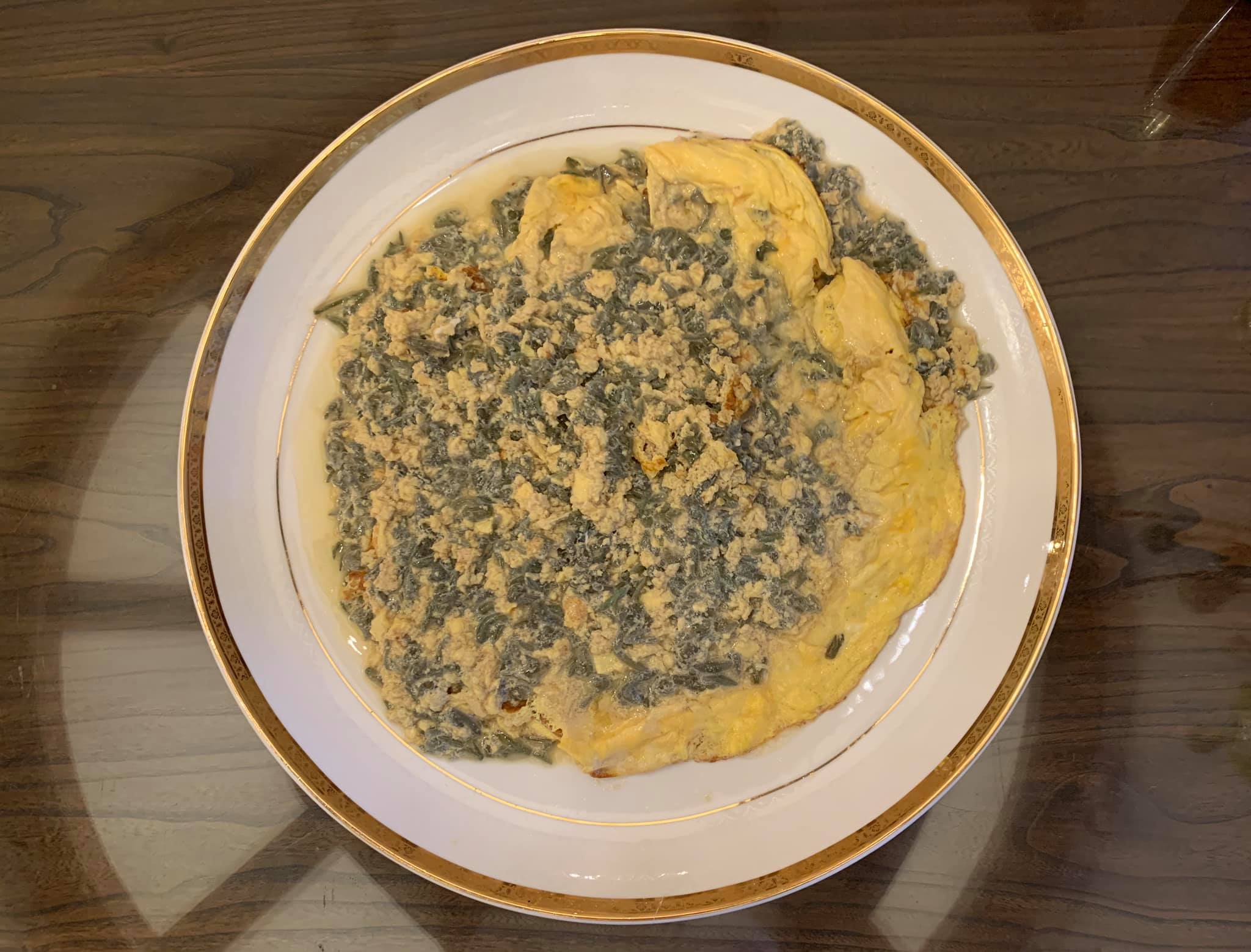 等蛋汁凝結，中心膨起如布丁，不翻面，直接滑入盤中。