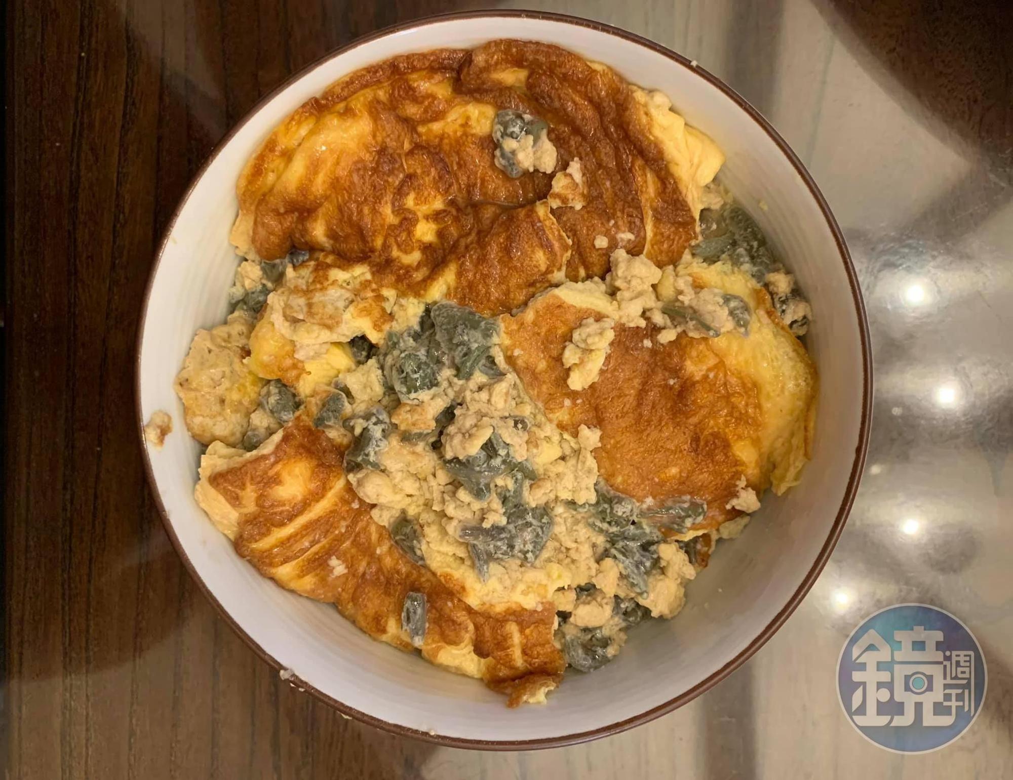 將蒓菜滑蛋鋪在白飯上，入口非常滑順，好吃。