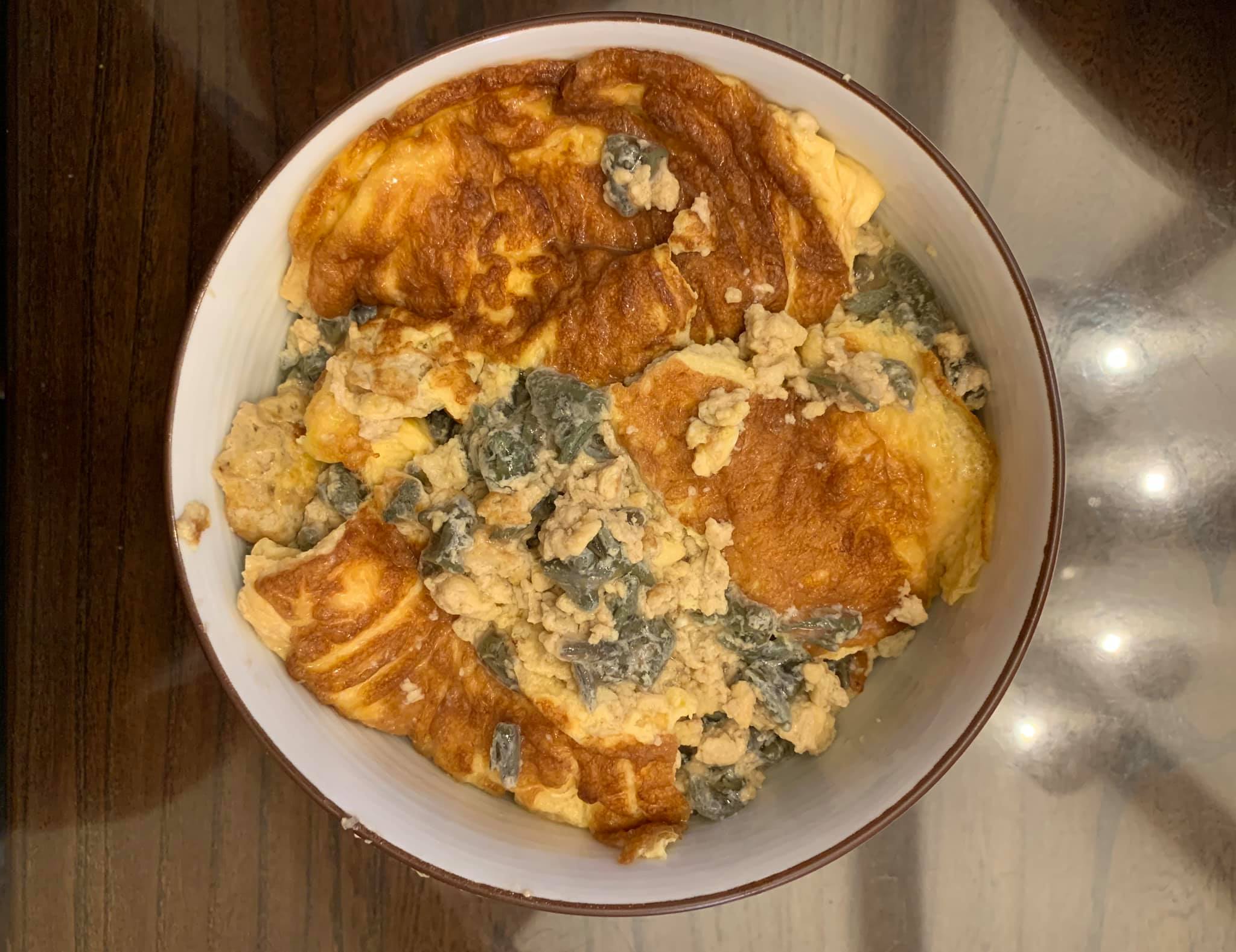 將蒓菜滑蛋鋪在白飯上，入口非常滑順，好吃。