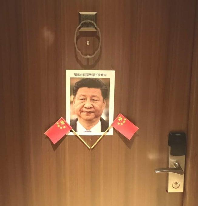 門上出現習近平肖像，還在下方插了兩支五星旗，照片上更以繁體字寫著「壞鬼在這間房間不受歡迎」。（翻攝自Lumír Aschenbrenner臉書）