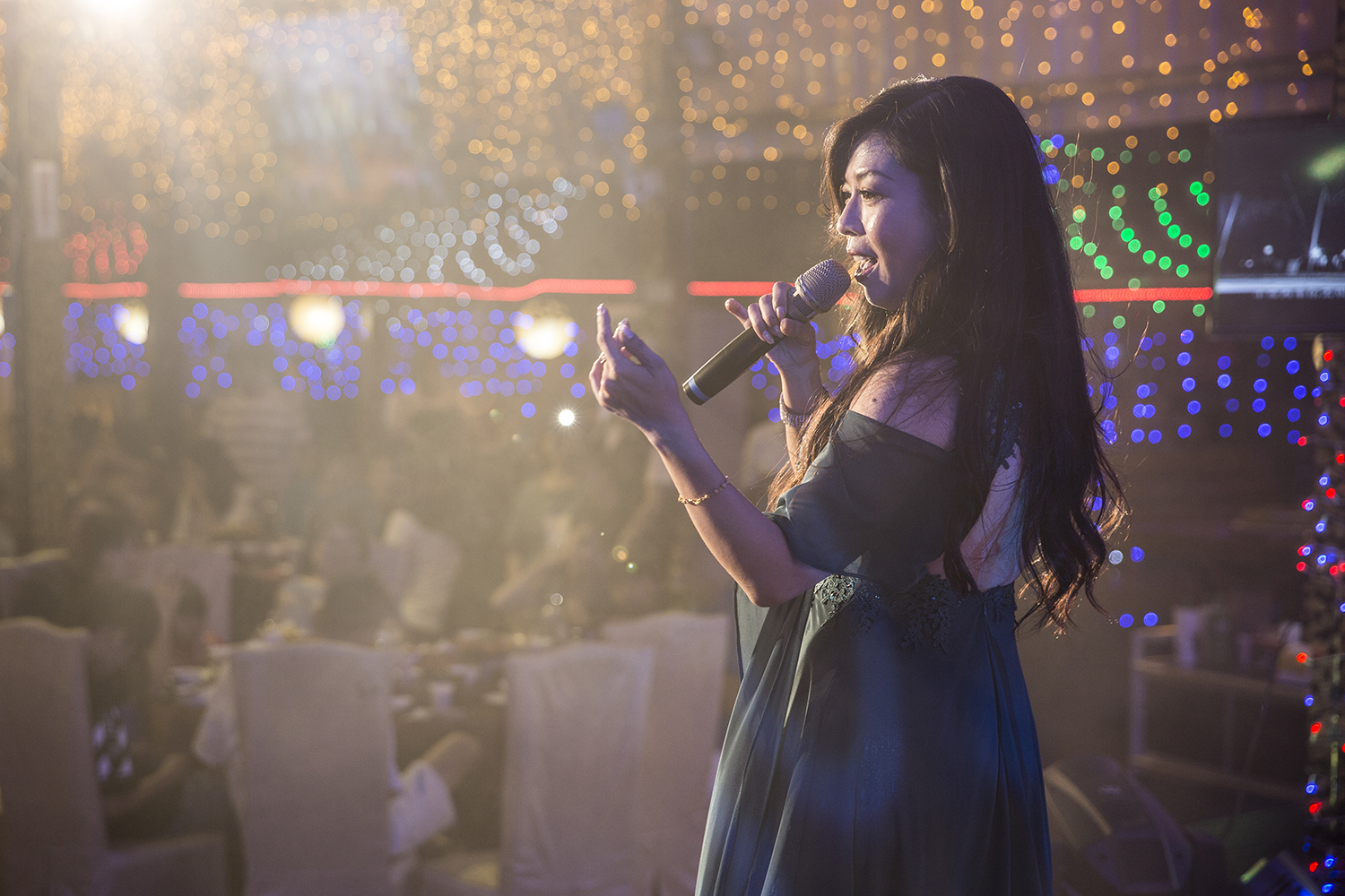 盧靚去年到真功夫歌舞餐廳駐唱，被餐廳員工跟觀眾封為「女神」。