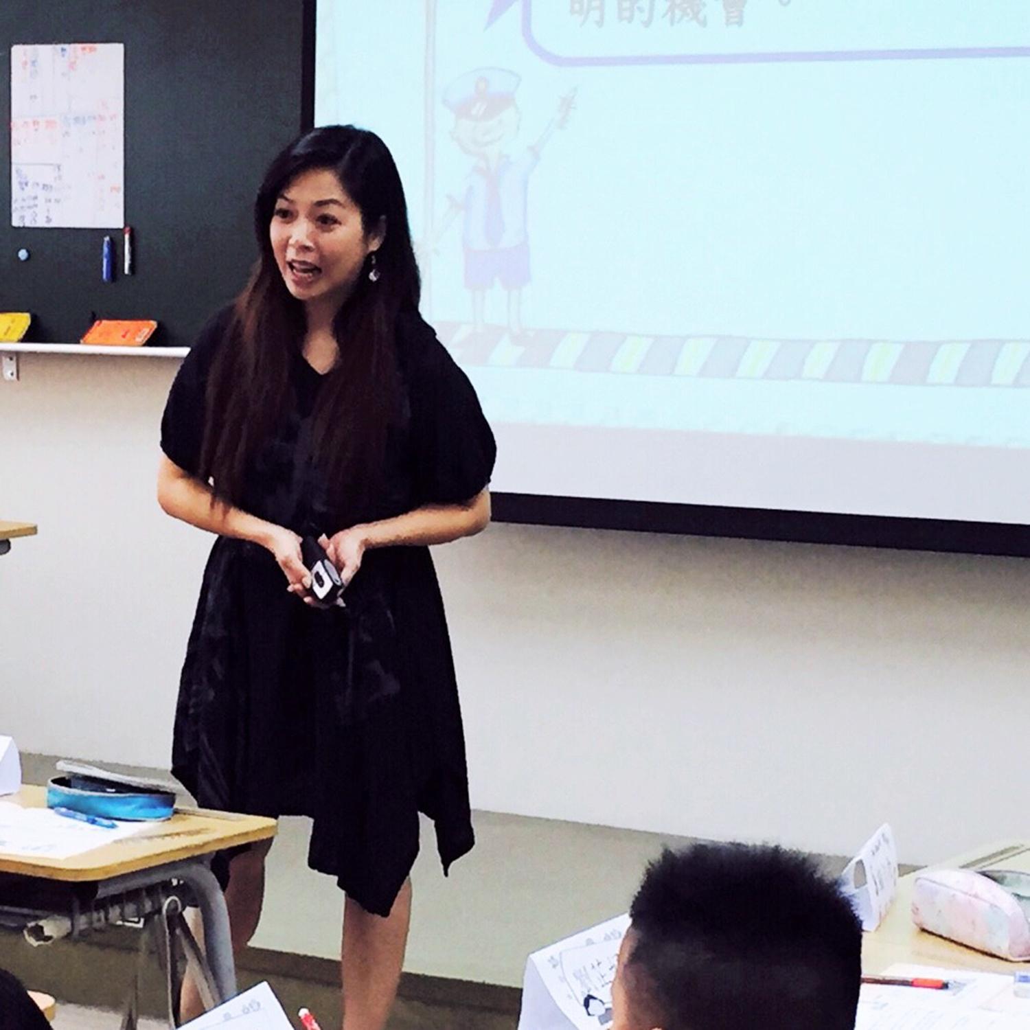 為了女兒參加親子座談、擔任志工,最近盧靚成為志工團團長,會幫小朋友上課。(盧靚提供)