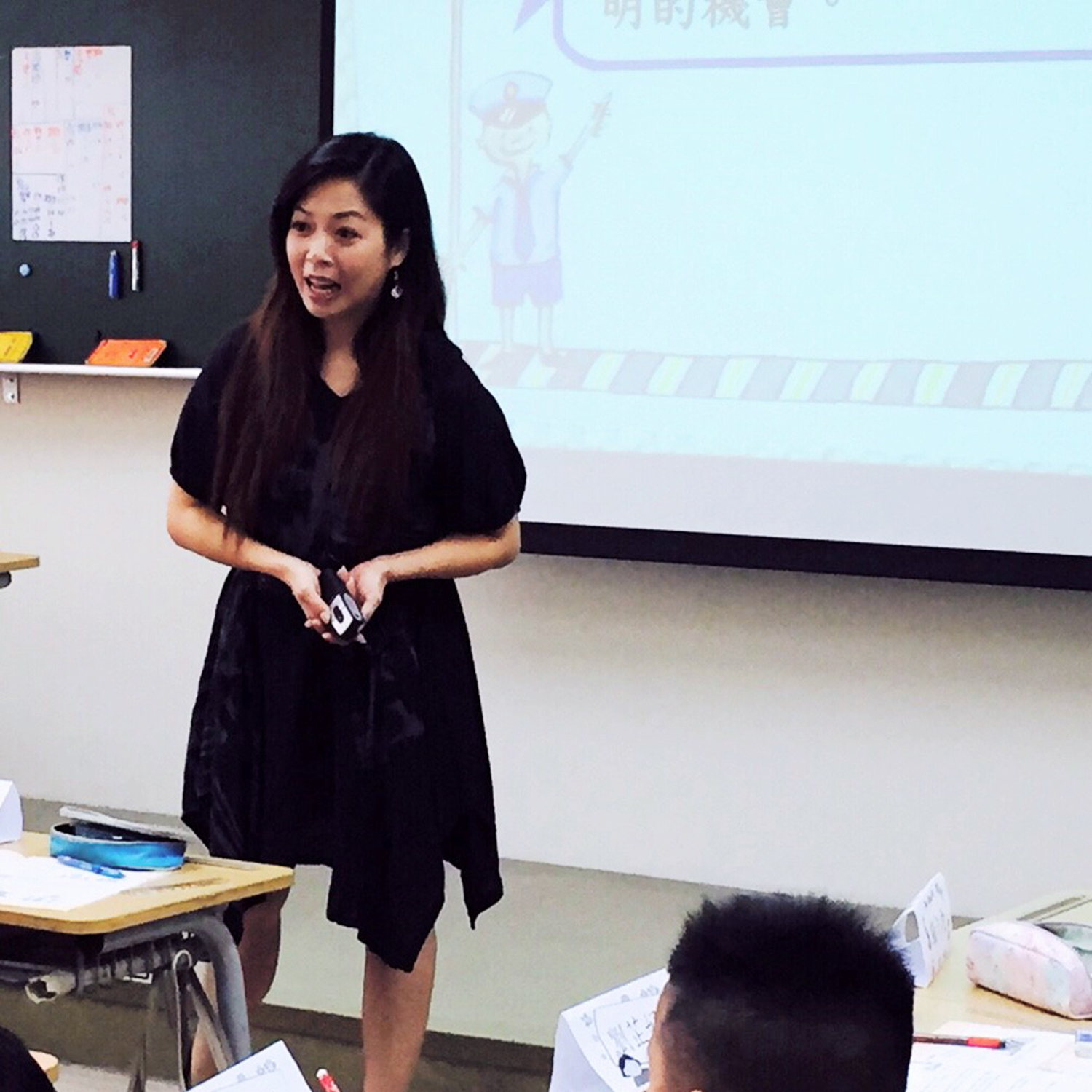 為了女兒參加親子座談、擔任志工，最近盧靚成為志工團團長，會幫小朋友上課。（盧靚提供）