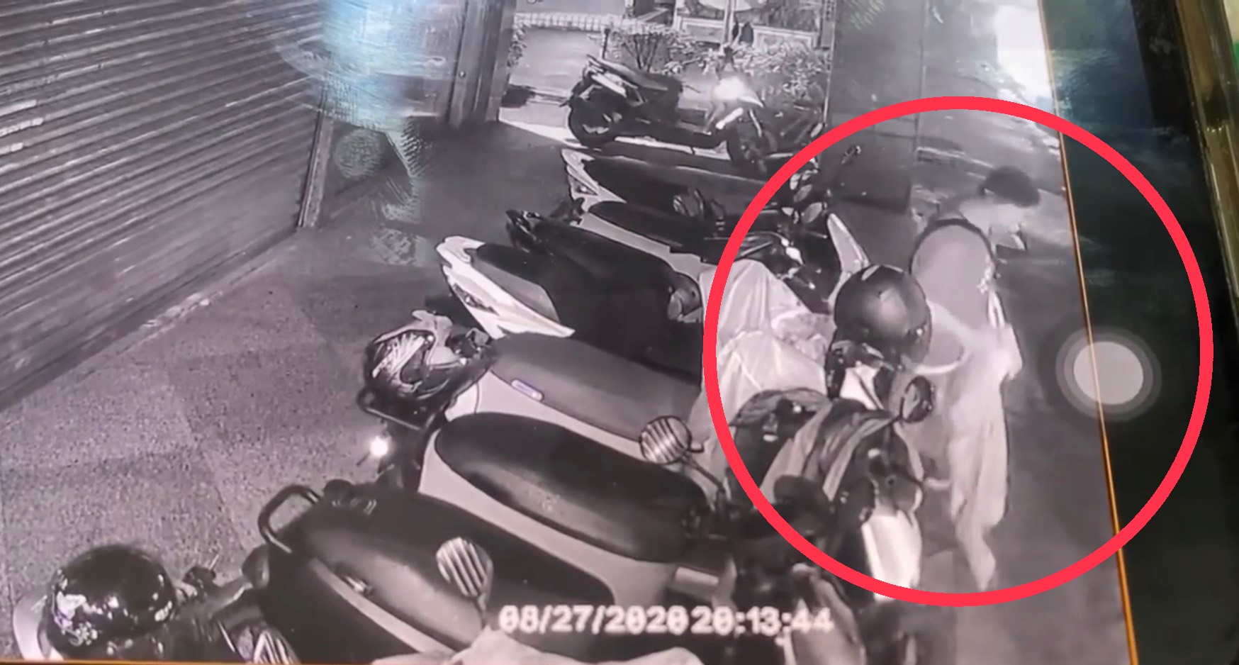 小偷趁著四下無人偷走雨褲，還拿著雨褲狂聞，行徑十分怪異。（翻攝「我是泰山人」臉書）