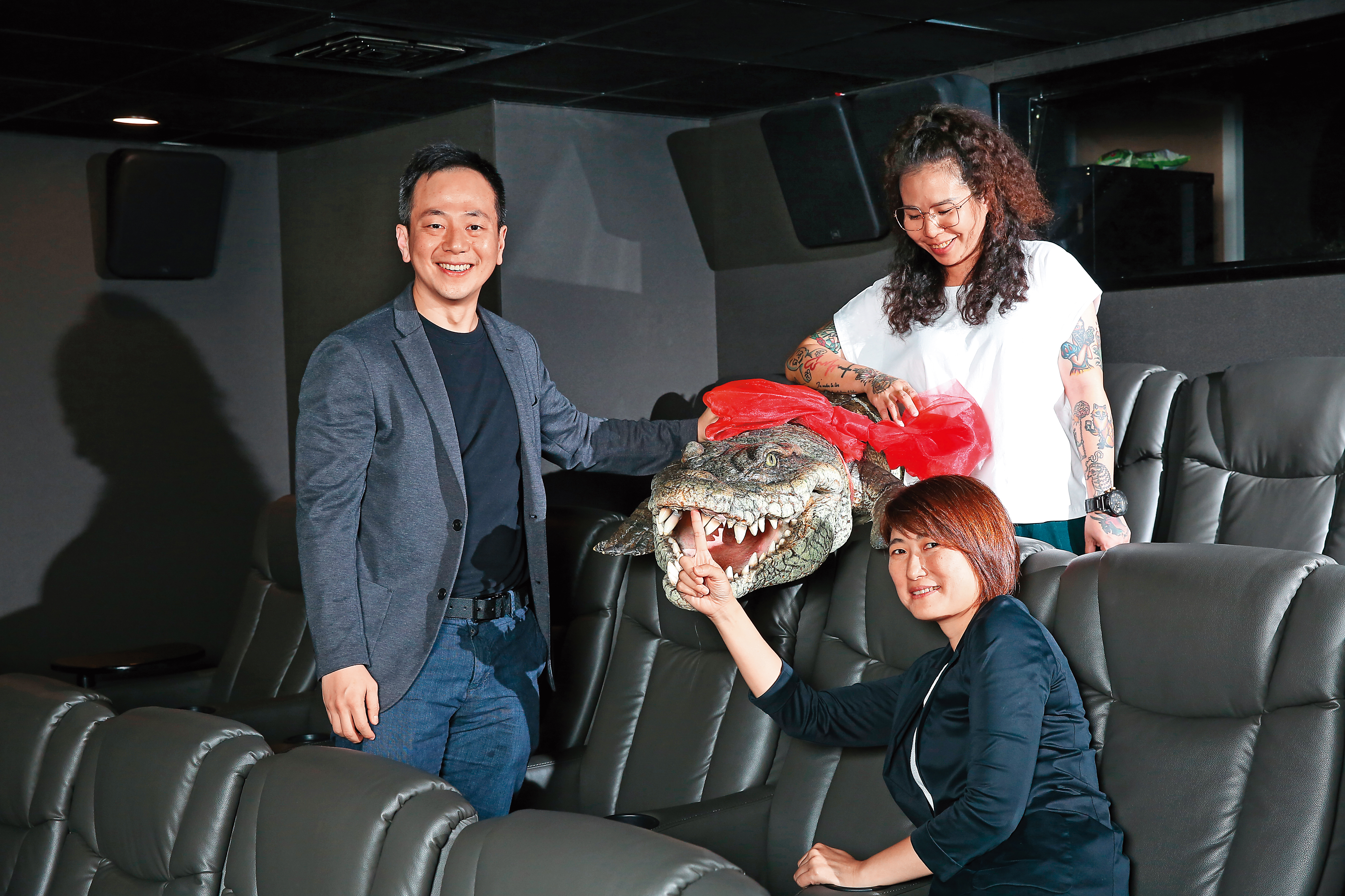 車庫娛樂創辦人張心望（左）帶領公司成為韓國「泛亞太內容基金」成員，投資丁長鈺（右前）和黃小芬（右後）製片的《時失兩公里》。