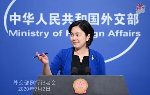中國外交部發言人華春瑩在昨（2日）的例行記者會上，回應「中國政府對新疆少數民族推行強制絕育」一事。（翻攝自中國外交部官網）