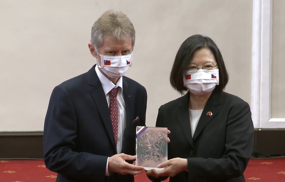 蔡英文追贈捷克已故參議長柯佳洛「特種大綬卿雲勳章」，並與現任參議長韋德齊（左）會談。（翻攝自presidentialoffice YouTube頻道）