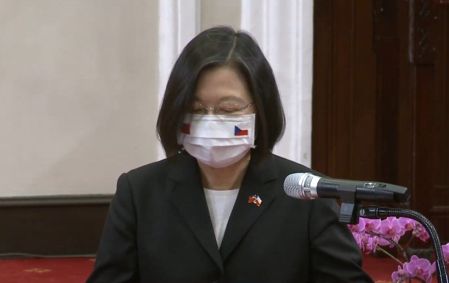 蔡英文表示，「台灣人民不介意各位的晚到，因為歷史經驗告訴我們，公理跟正義或許會遲到，但不會不到」。（翻攝自presidentialoffice YouTube頻道）
