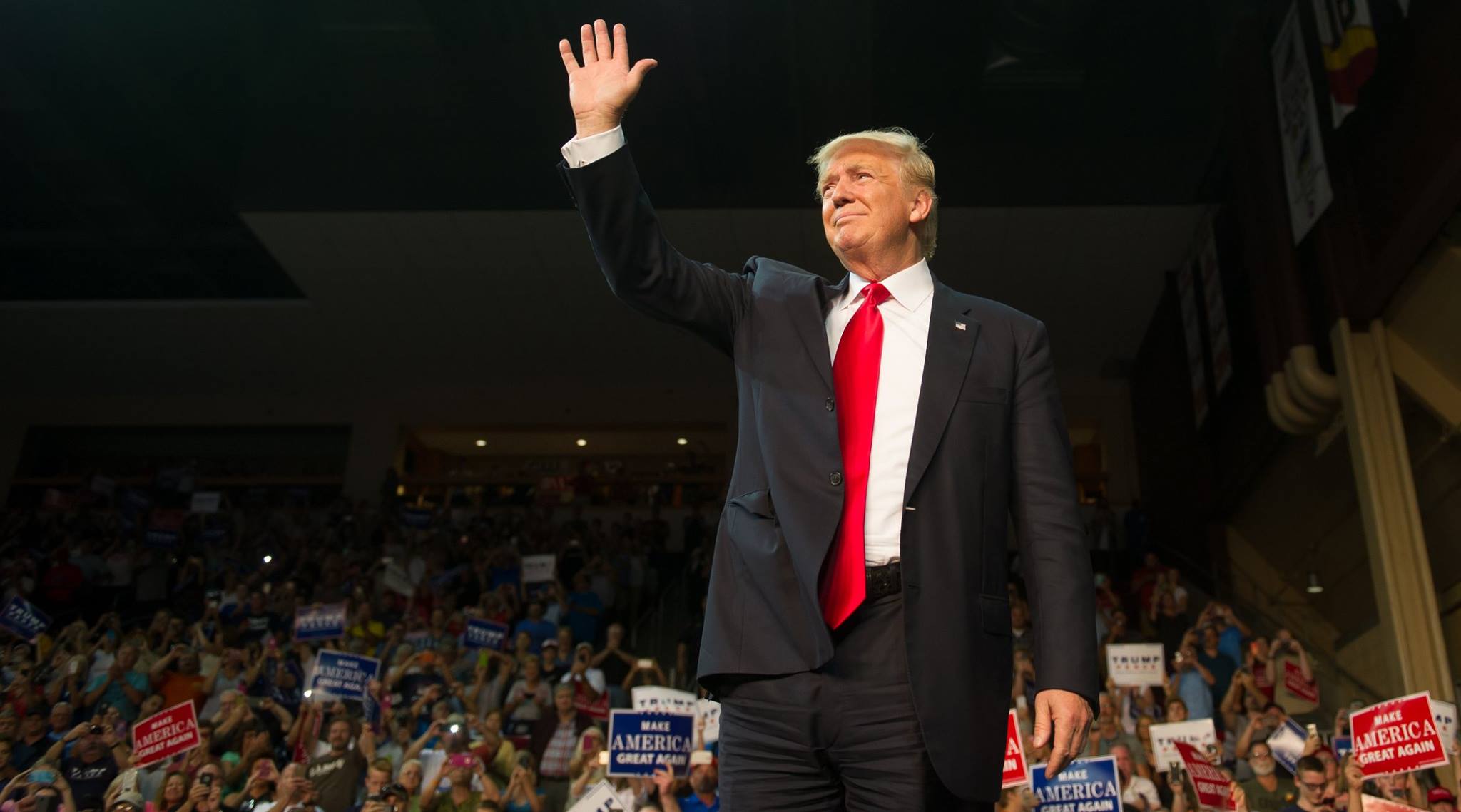 道瓊指數週三收盤重返29,000點大關，川普於推特po文強調，「你們很幸運有我當你們的總統，若是拜登那將會崩潰。」（翻攝自川普臉書）