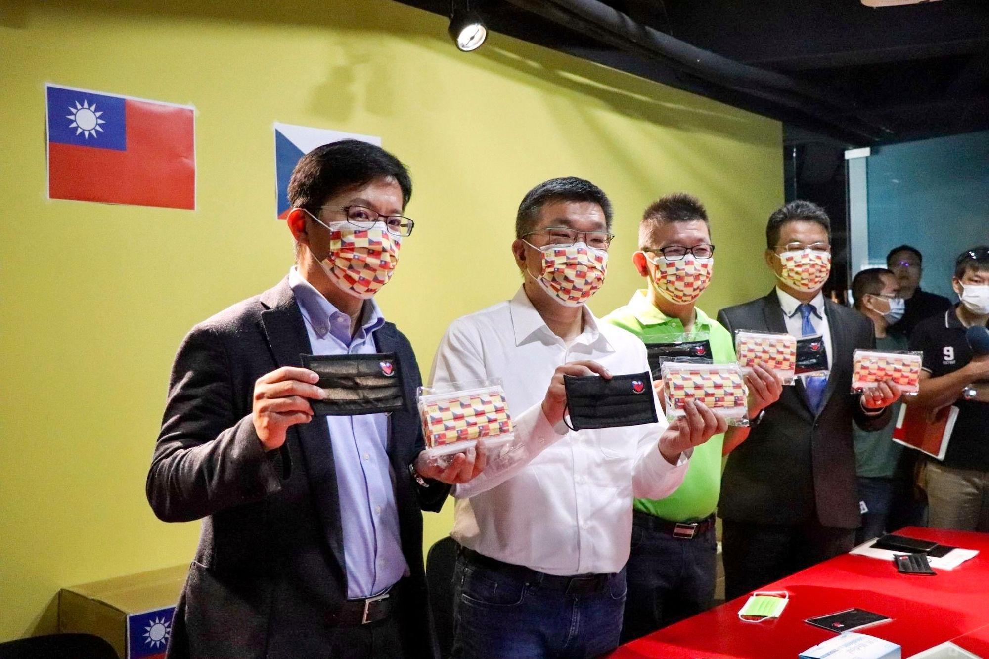 台灣口罩國家隊日前捐贈捷克2萬片特製版「友好口罩」。(翻攝自堅持.張廖萬堅臉書)