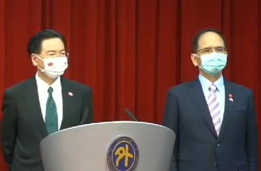 游錫堃(右)以溫暖如陽光比喻韋德齊,嗆中國外長王毅是冬天的寒風。(翻攝自外交部臉書)