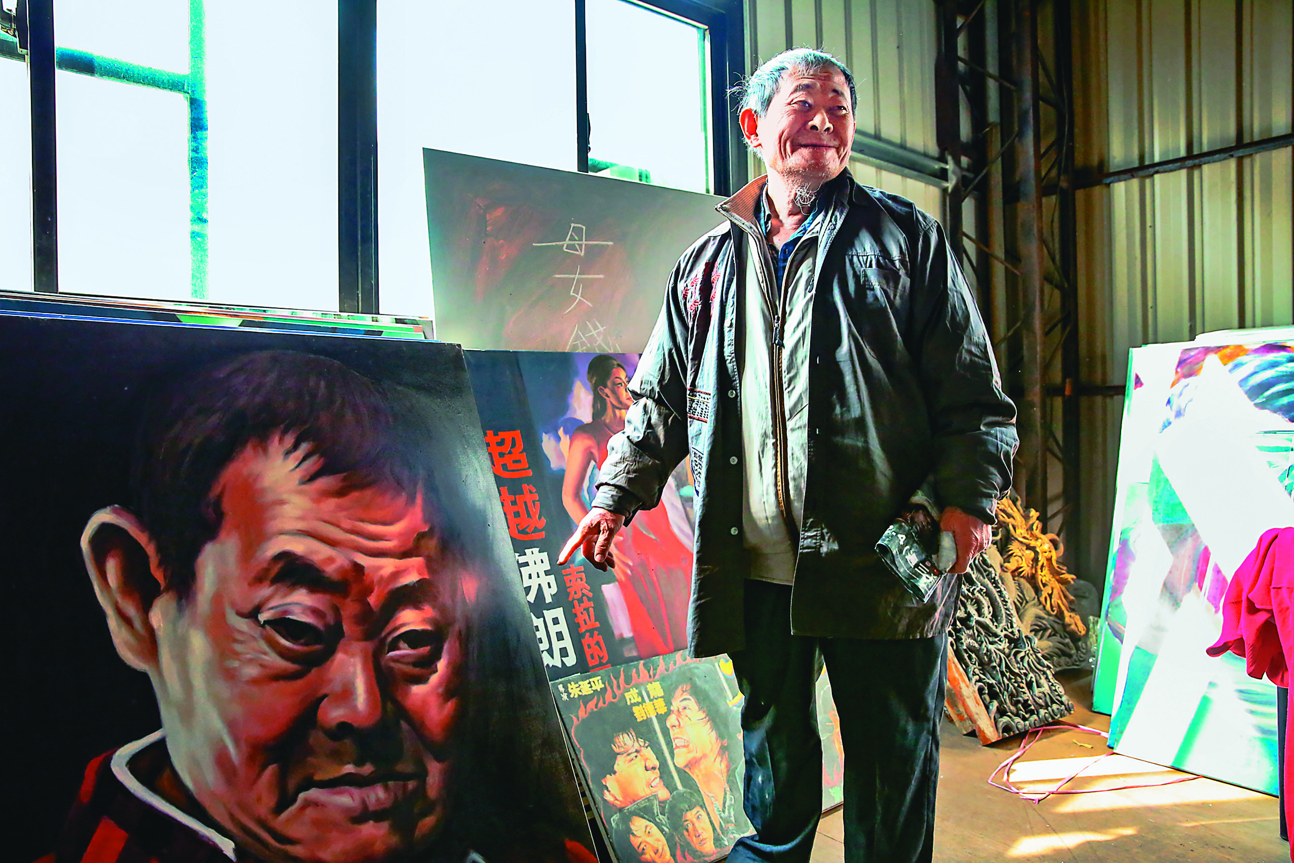 顏振發介紹自己的畫像時，難流露出靦腆的神情。