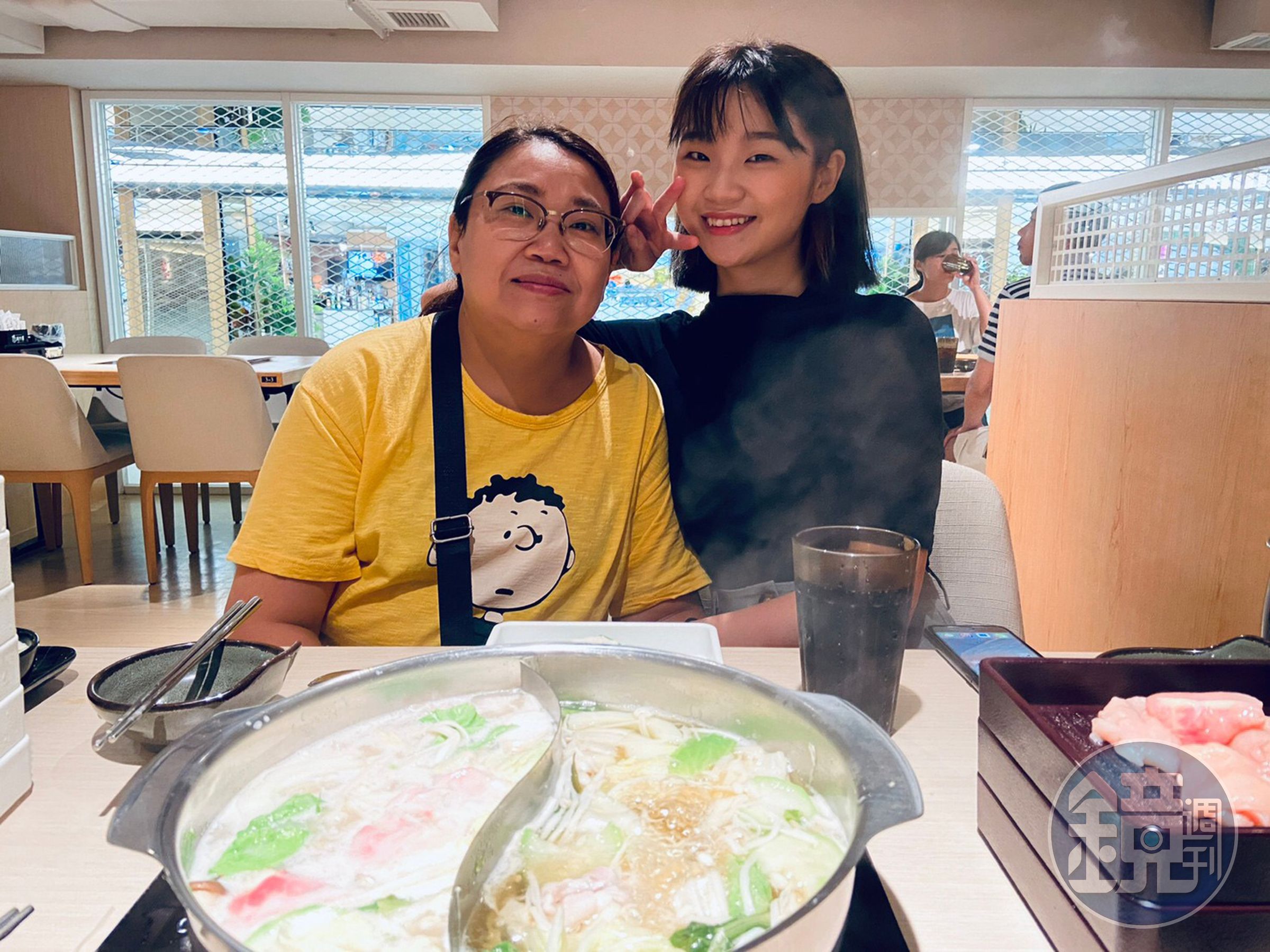 在〈無名花〉MV中，鄭心慈放自己與母親的合照。（星空飛騰提供）