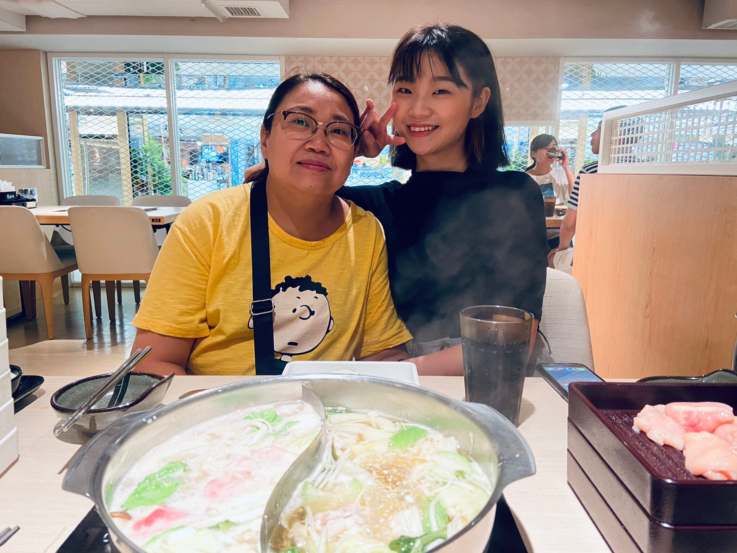在〈無名花〉MV中，鄭心慈放自己與母親的合照。（星空飛騰提供）
