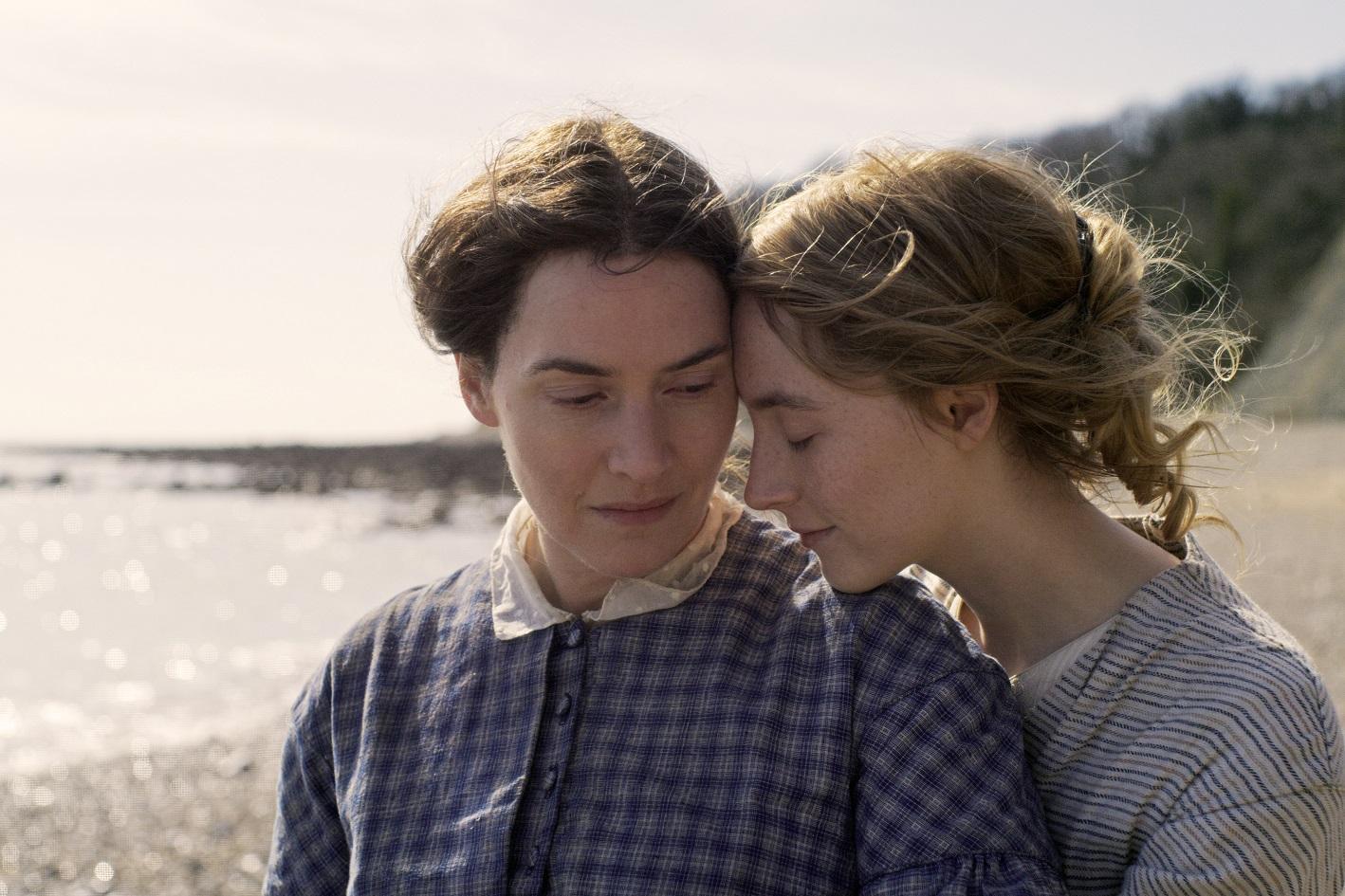 凱特溫斯蕾(左)、瑟夏羅南(右)主演的《默愛》,劇照一曝光就被公認是明年角逐奧斯卡的強棒。(金馬影展執行委員會提供)