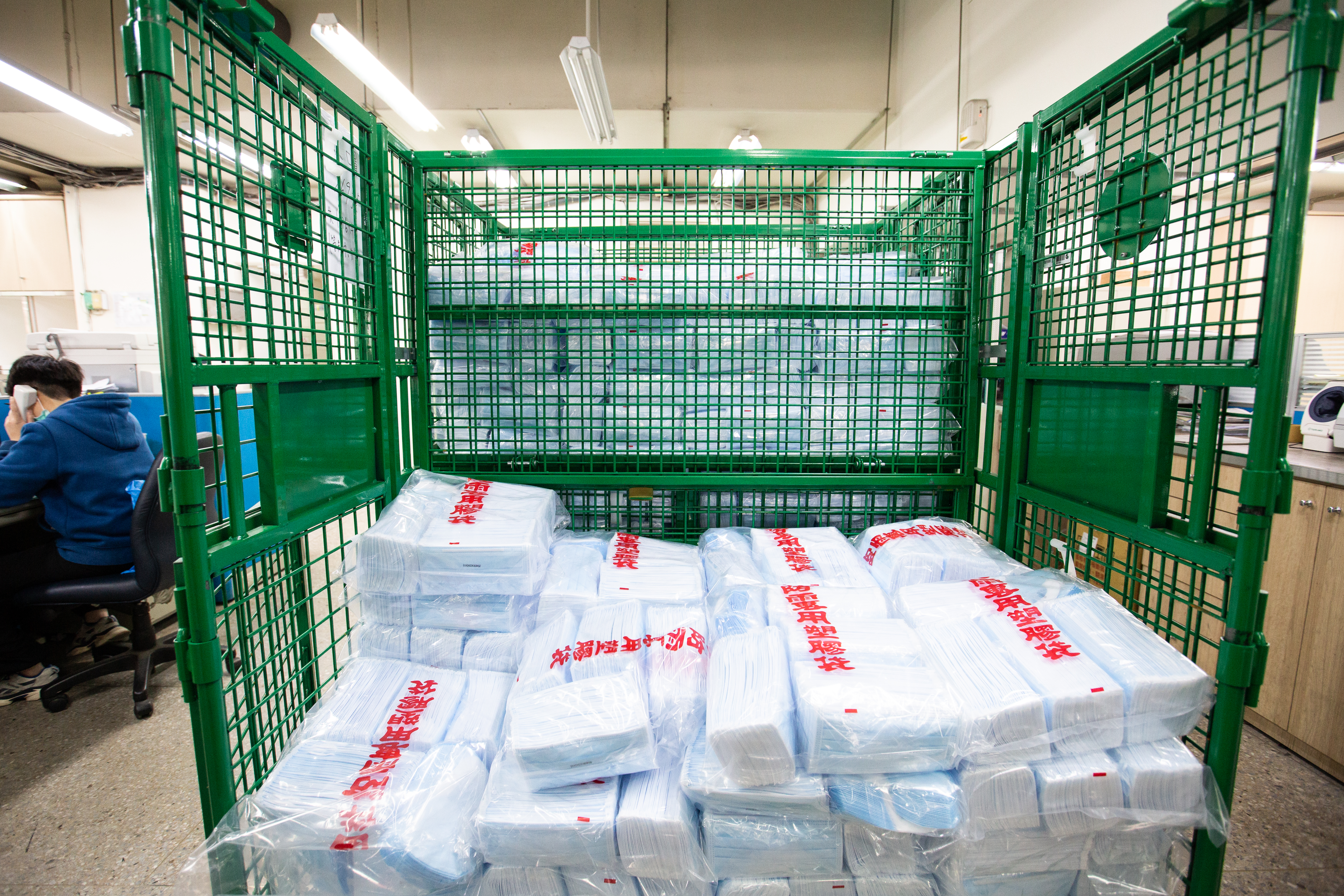 新北市昨（2）日不少藥局發現，郵局配送來的實名制口罩內竟有「安徽製」口罩出現。（本刊資料照）