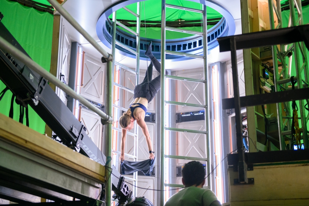 《遠漂》所有太空人的無重力狀態鏡頭，都要吊鋼絲拍攝，對演員的體力是一大考驗，希拉蕊史旺為此加強體力訓練。（Netflix提供）