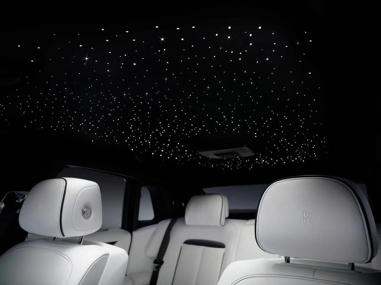 Rolls-Royce獨有的星光頂篷。