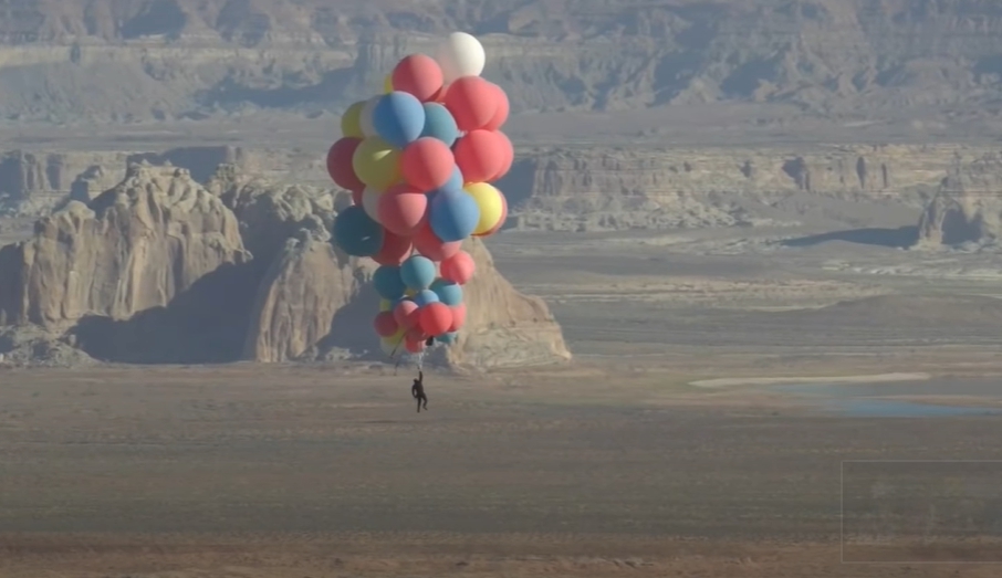 知名魔術師大衛布萊恩上演真人版「天外奇蹟」。（翻攝自David Blaine YouTube頻道）