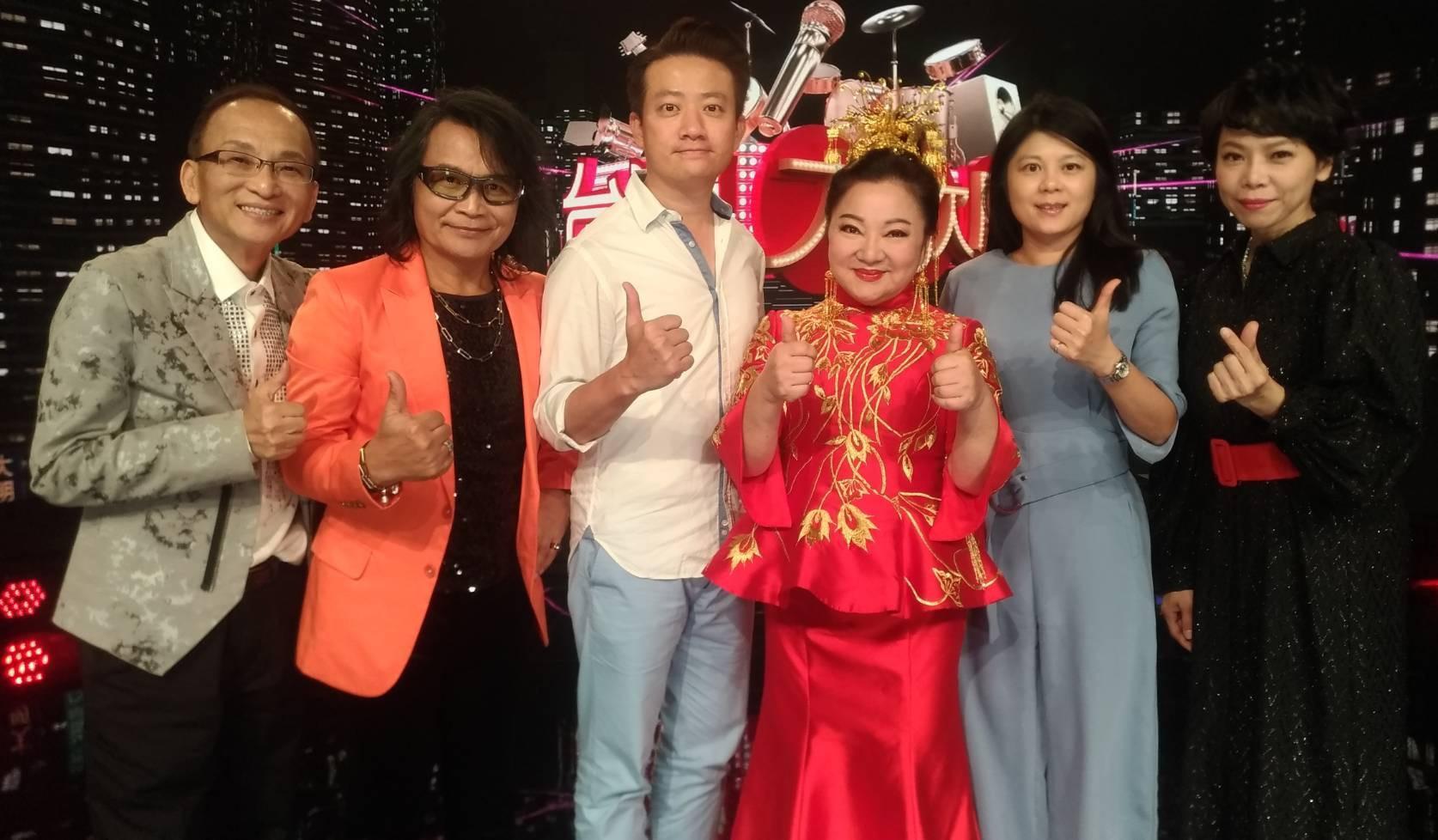 （左起）孔鏘、沈文程、紀博文、白冰冰、袁怡雯、曾心梅，錄《台灣大歌廳》。（酷思玩創意工作室）