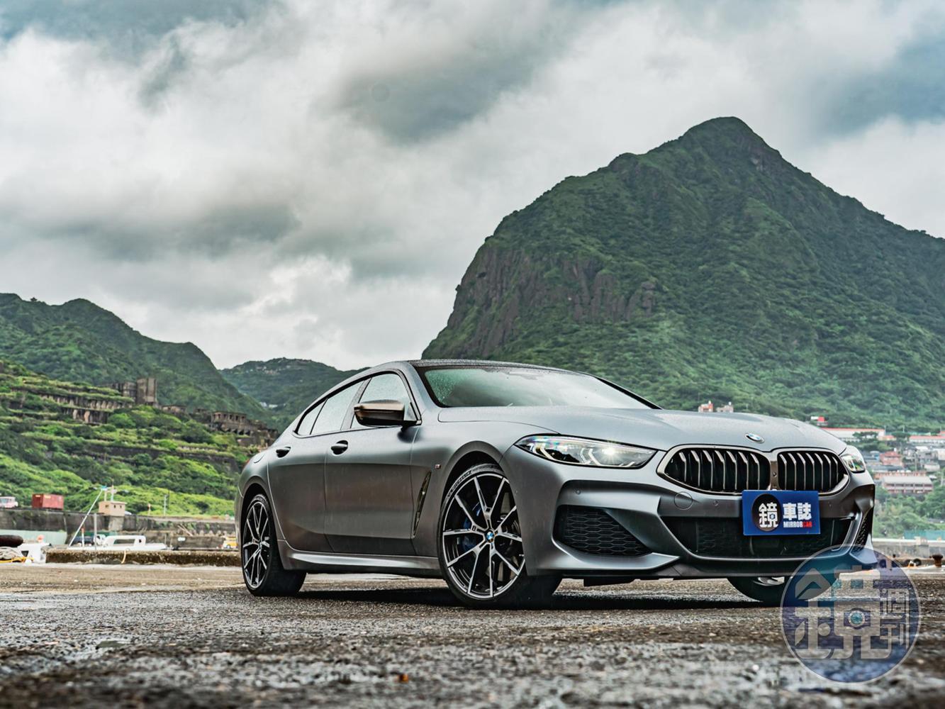 M850i xDrive Gran Coupe保留了GT車款經典的長車頭、短車尾黃金比例，試駕車並選配價值19.2萬元的Frozen Bluestone Metallic消光車漆。