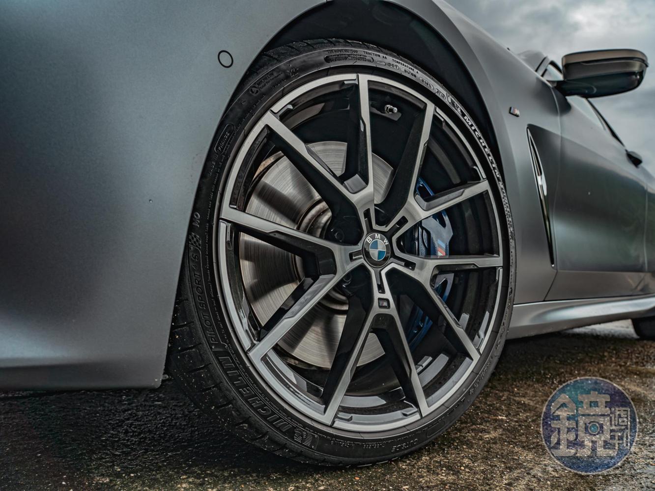 標配20吋Y幅鋁圈，以及前245/35R20、後275/30R20 BRIDGESTONE Potenza S007性能街胎。
