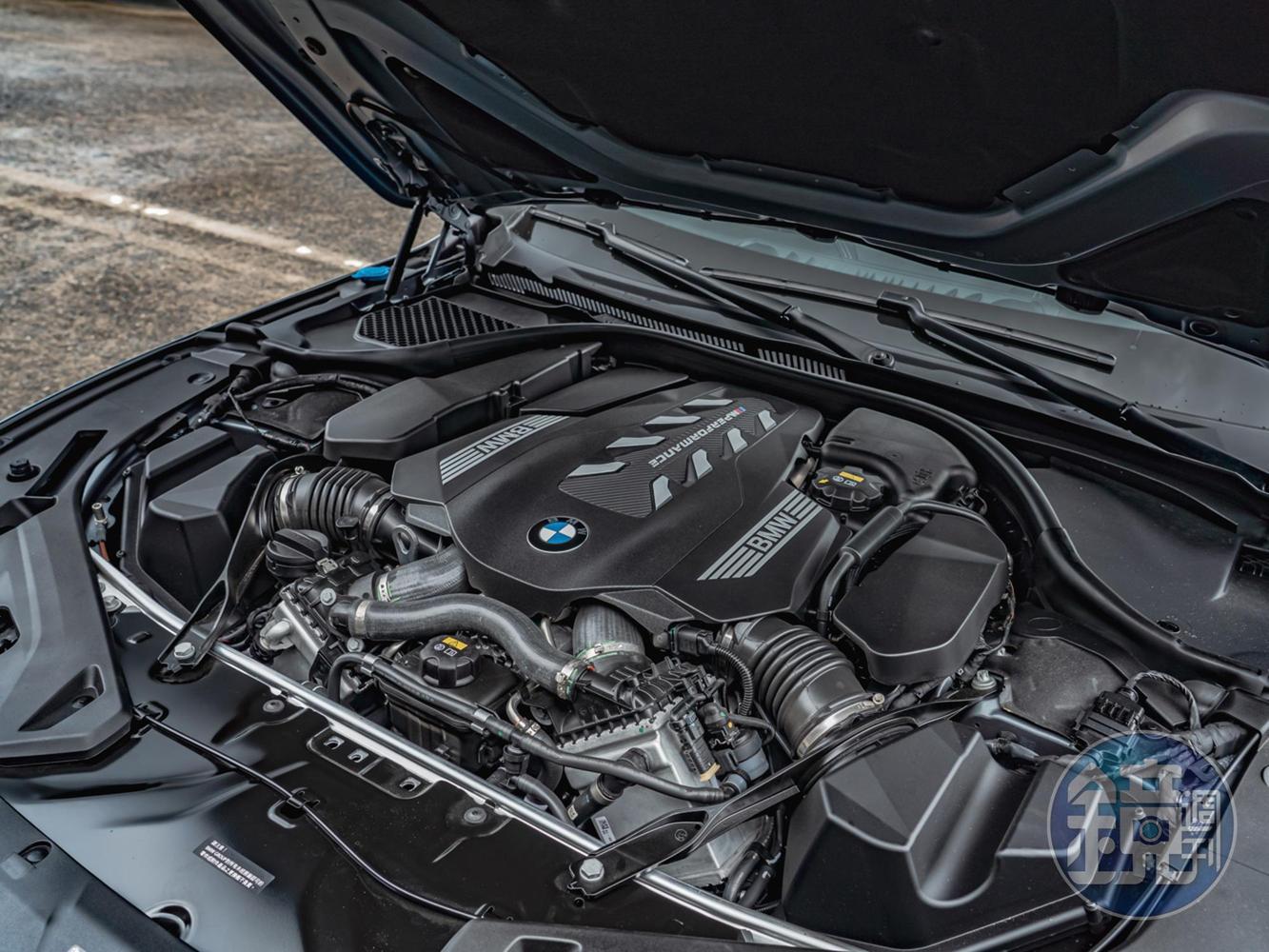 搭載4.4升TwinPower Turbo V型8汽缸引擎，0-100km/h加速僅需3.9秒。