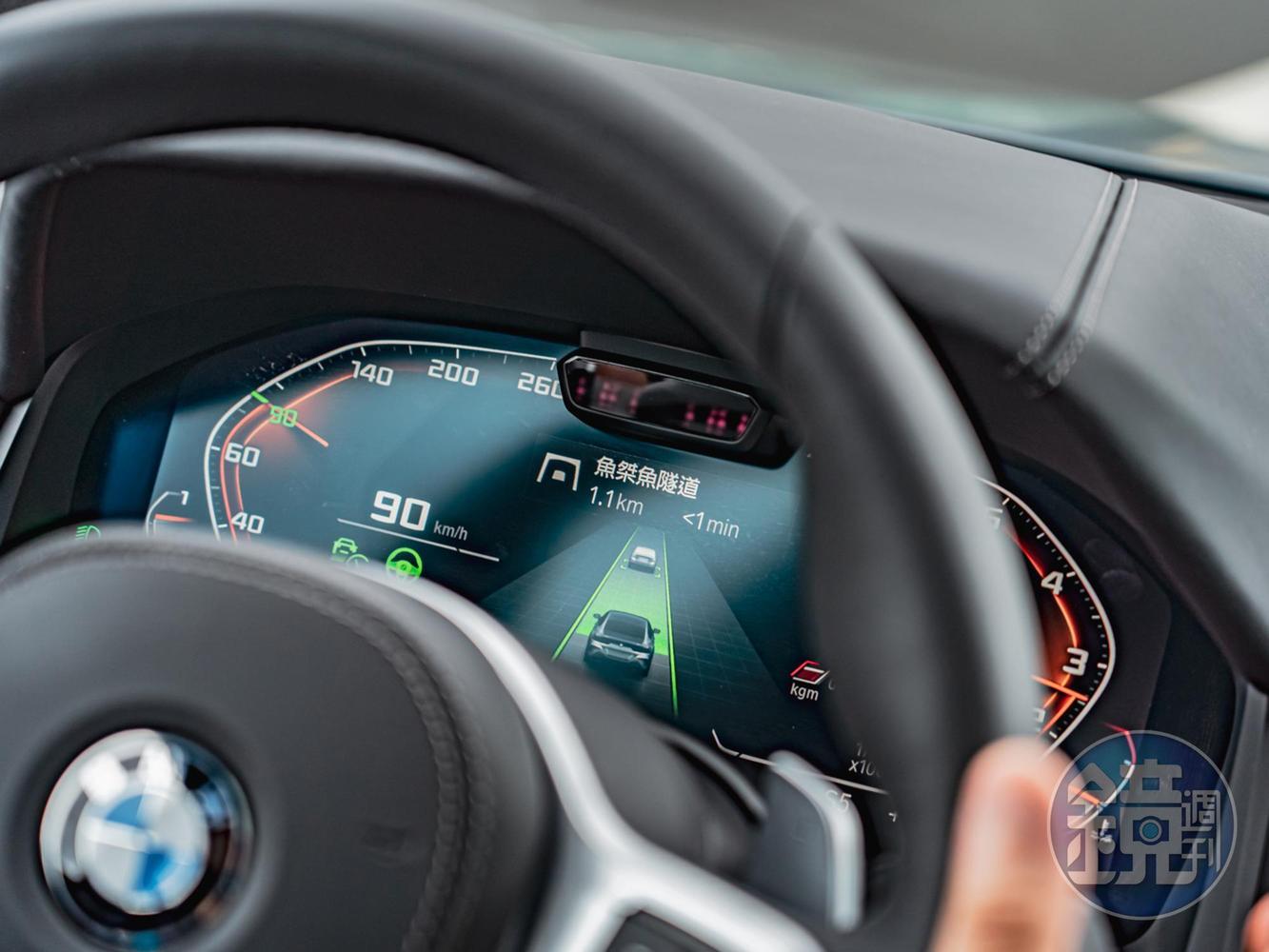 最新世代iDrive 7.0系統包含多種駕駛輔助功能，如ACC等。