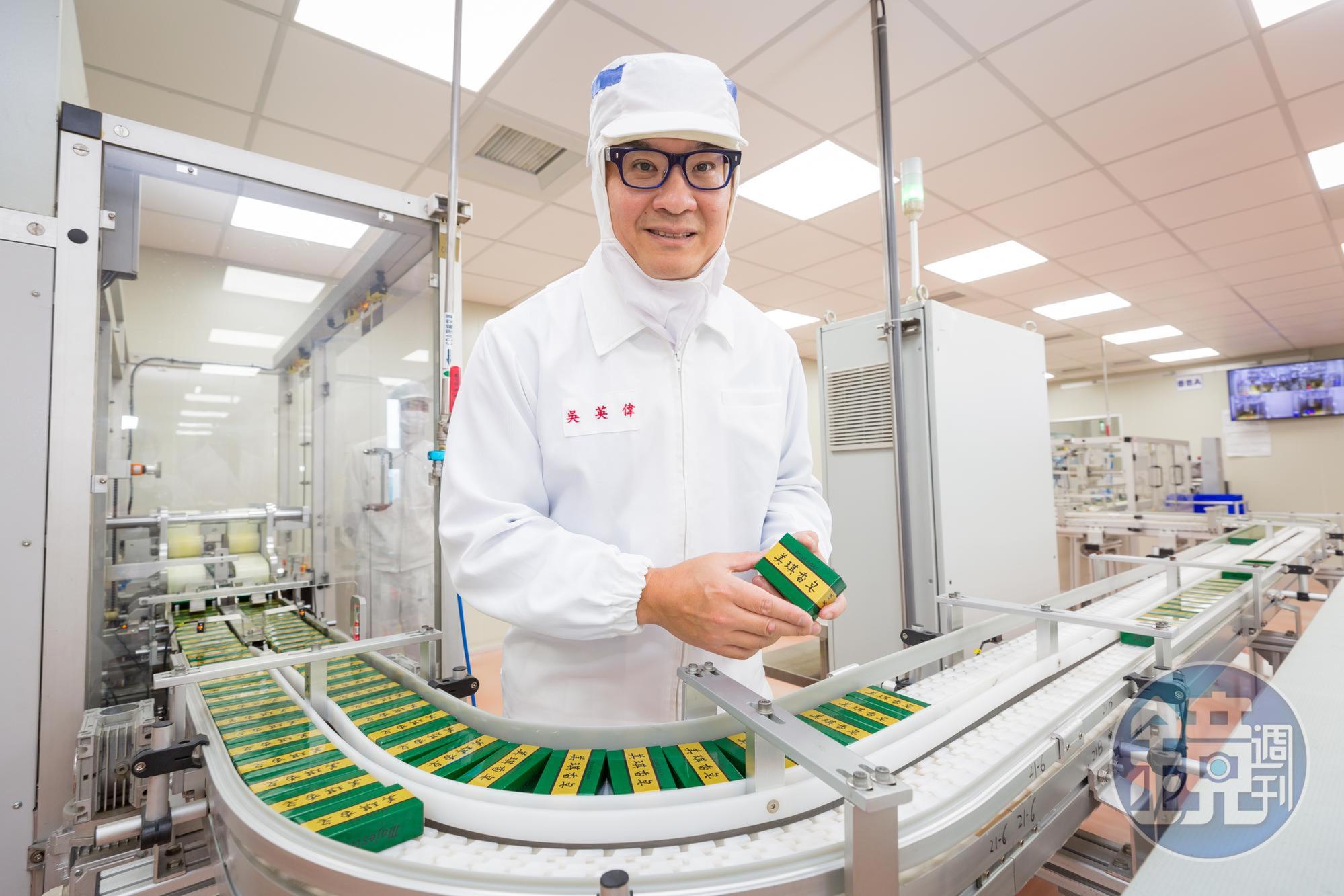 吳英偉（右）要當香皂界模範生，以化妝品廠規格生產所有產品。