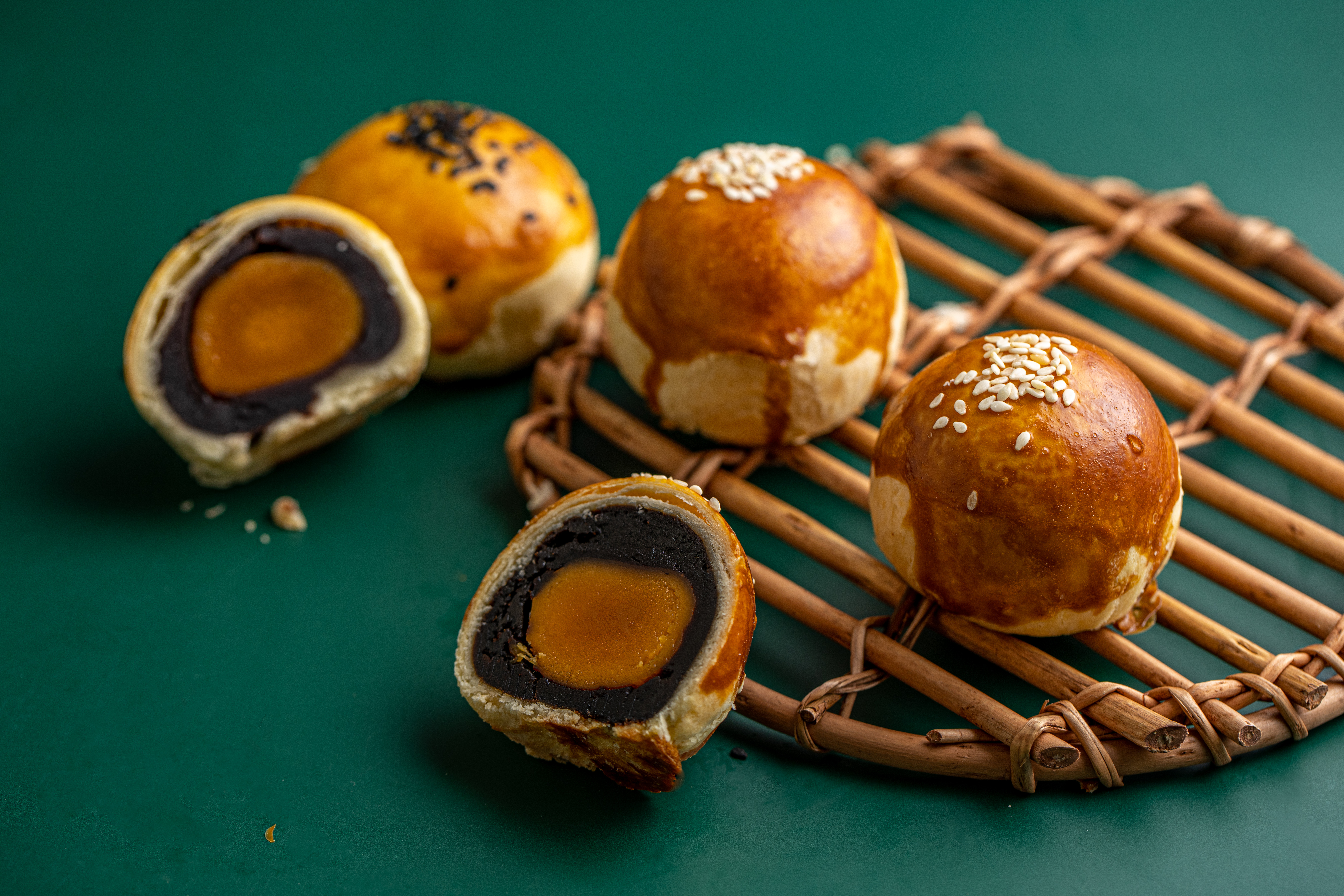 撒上黑芝麻的「烏豆沙蛋黃酥」（圖左），餡甜不膩，蛋黃濕潤；以白芝麻區隔的「紅棗泥蛋黃酥」（圖右），棗子香氣濃郁，甜度較高。（皆50元／個）