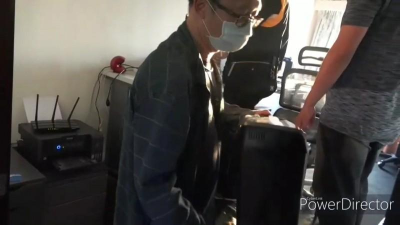 刑事局幹員搜索黃嫌旗下車手頭聚集的套房。（翻攝畫面）