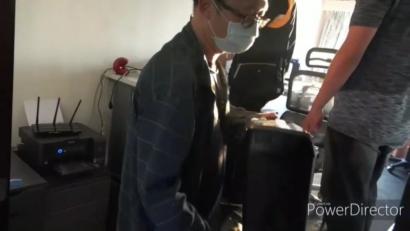 刑事局幹員搜索黃嫌旗下車手頭聚集的套房。（翻攝畫面）