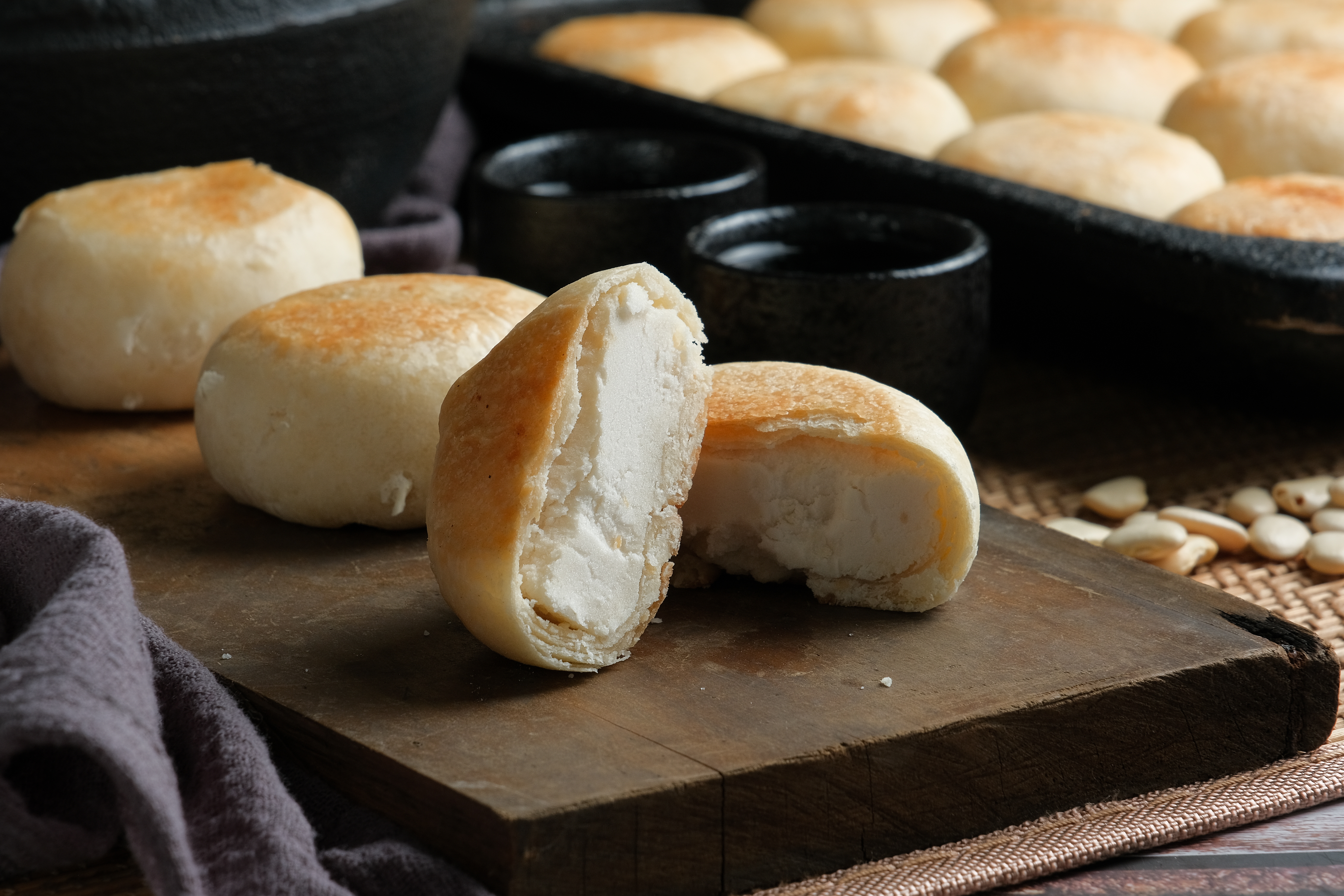 「信芳餅店」的「豆沙餅」外皮薄酥，內餡入口即化，鴻海創辦人郭台銘也愛吃。