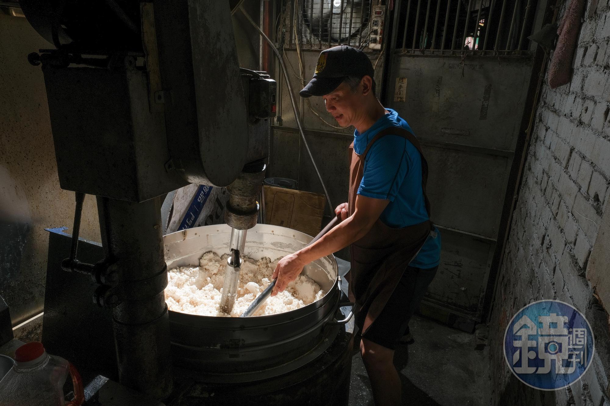 豆沙餅的內餡是用白鳳豆、豬油、砂糖炒成。