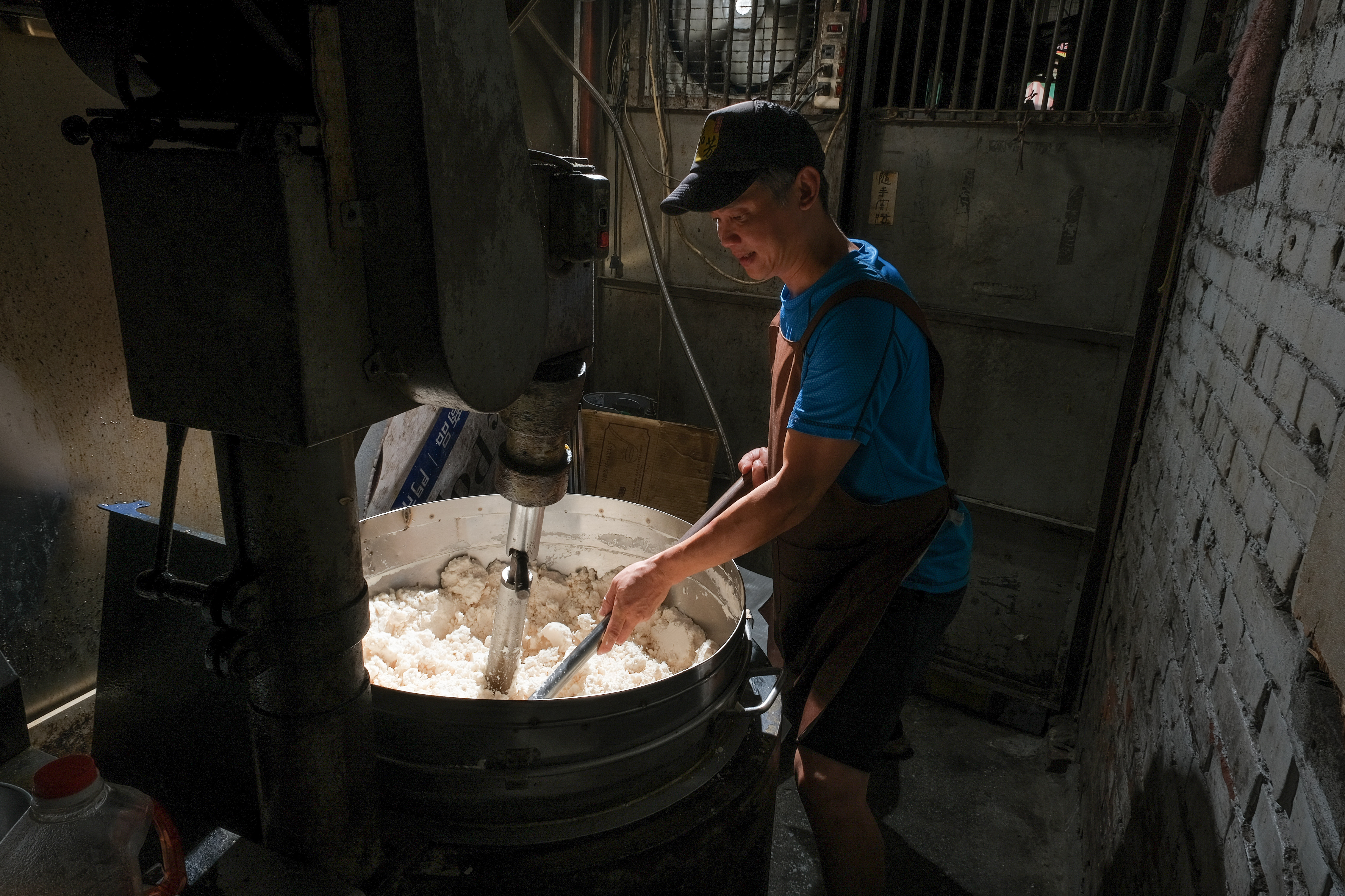 豆沙餅的內餡是用白鳳豆、豬油、砂糖炒成。