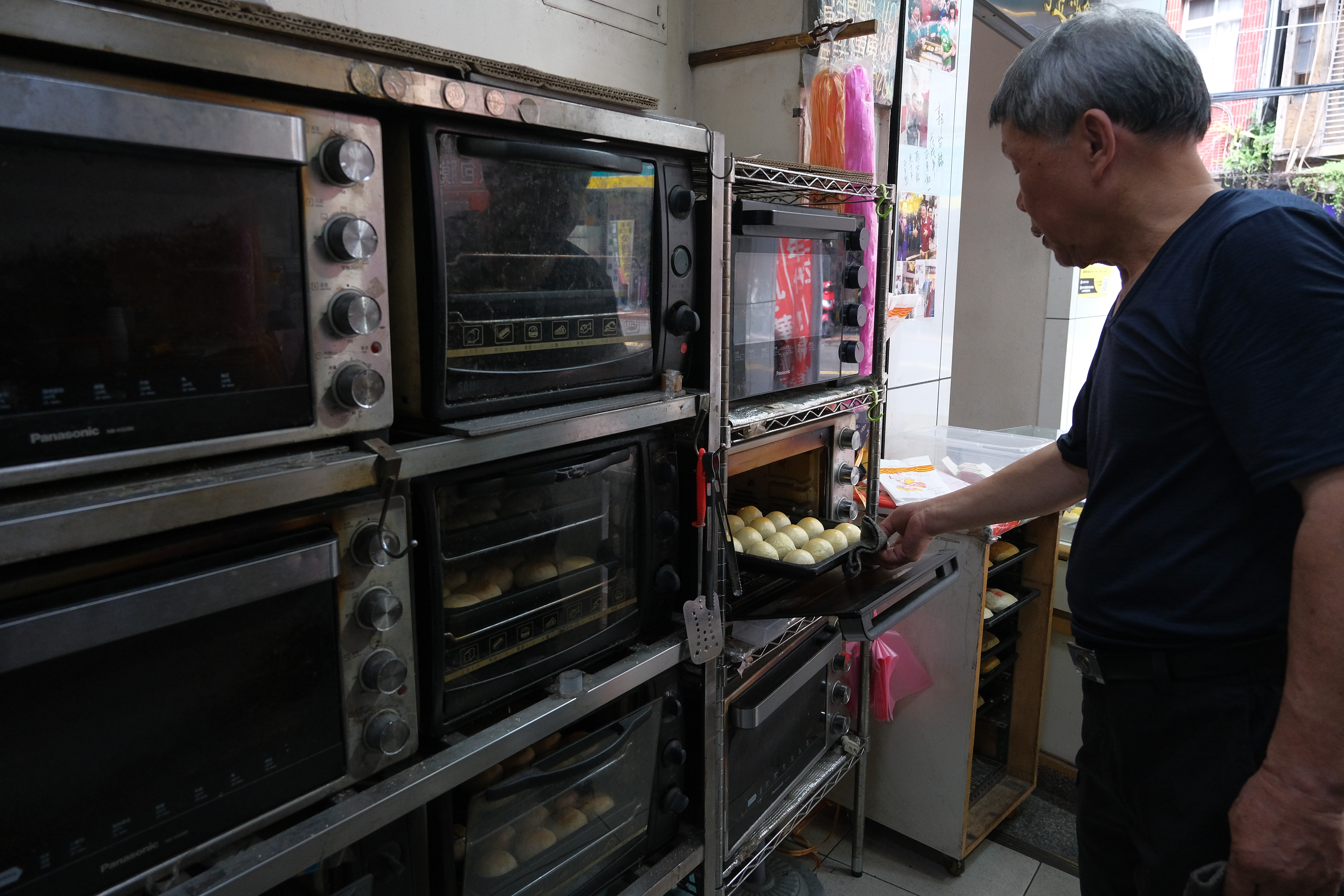 平時會用家庭式烤箱烤餅，少量製作保鮮度，葷、素口味也好分開存放。