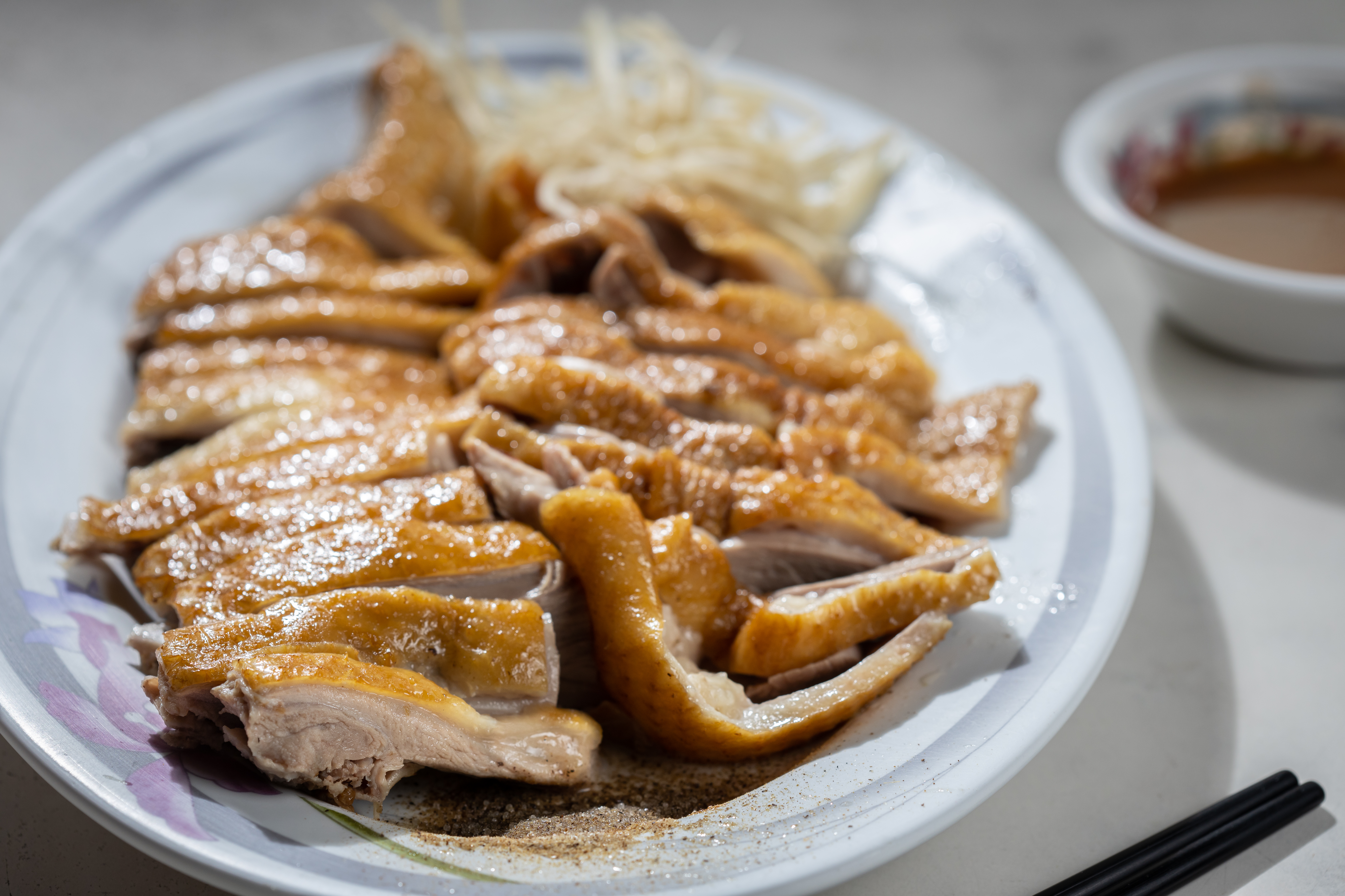 「烘燒鴨肉」煙燻味濃醇，皮潤肉嫩。（150元／大份）