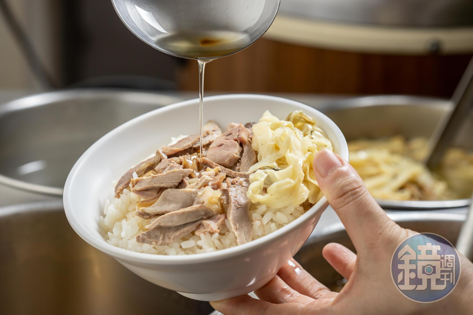 「鴨肉飯」配料單純，煙燻鴨肉片、筍絲淋上鴨油。清簡樸實。（35元／碗）