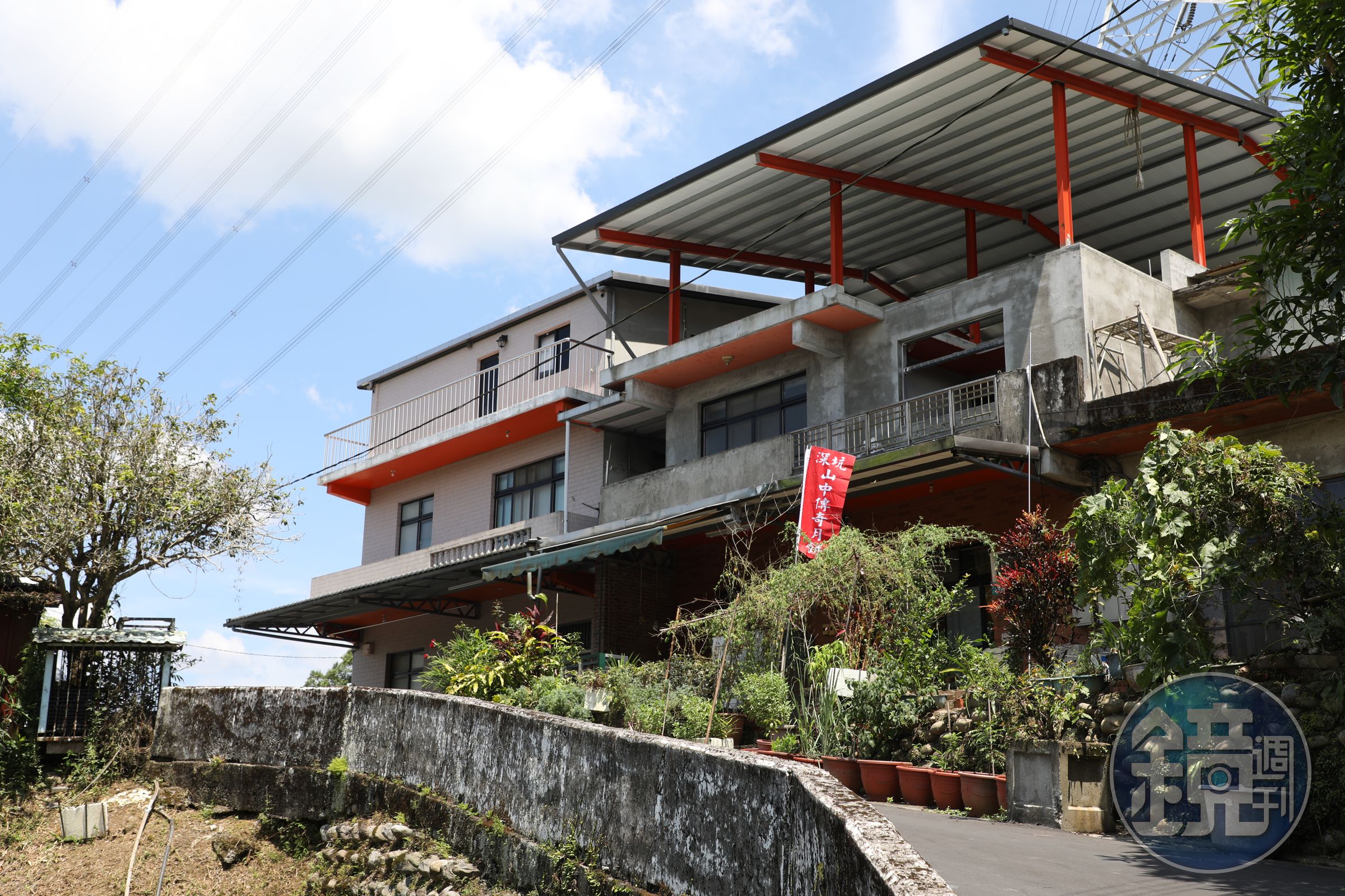 店家沒有招牌，僅在住宅前掛著「山中傳奇月餅」的紅布條。