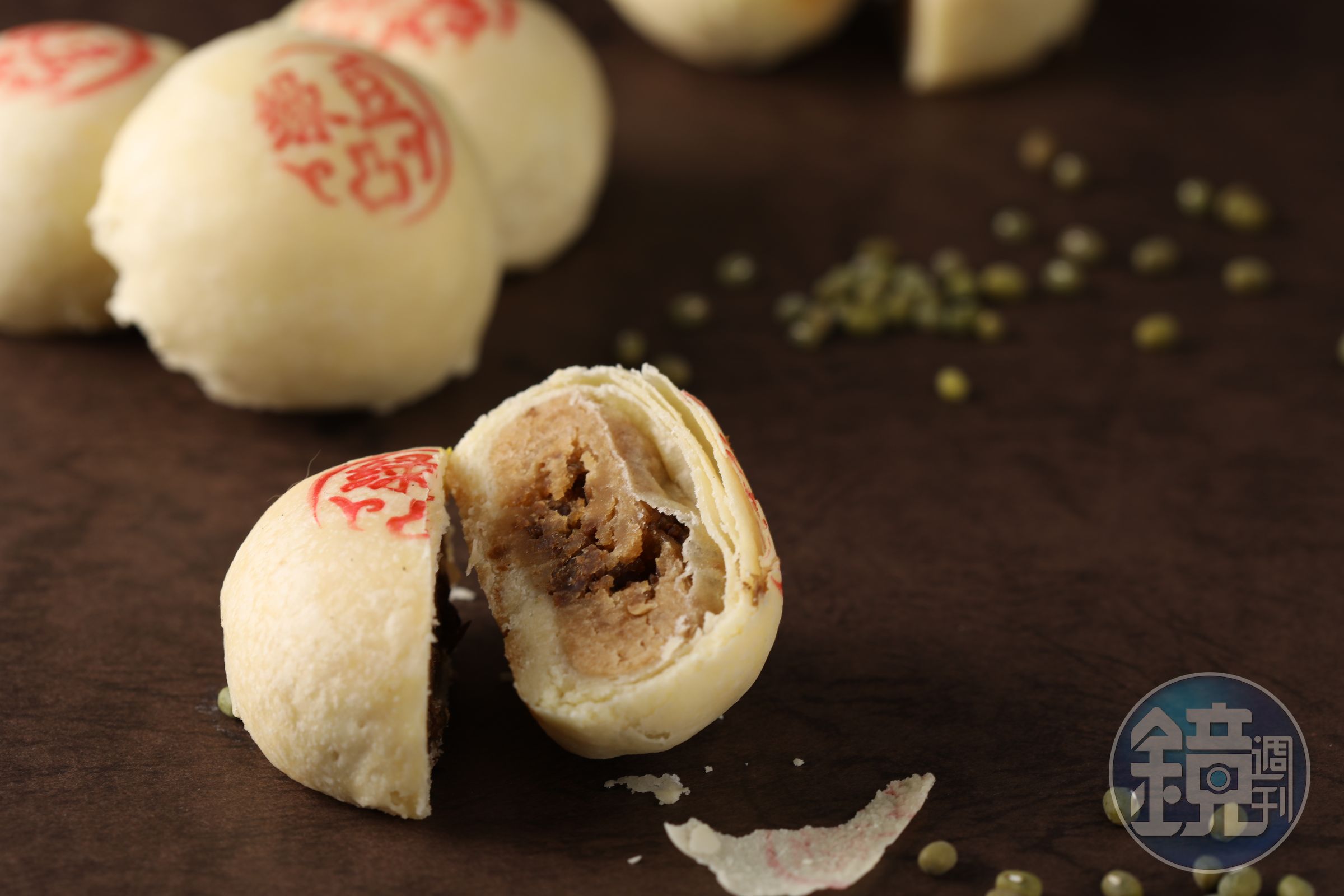 「古早味綠豆椪」亮點就在餡裡的豬肉末，嘗得到紅蔥頭的香氣，與綠豆的香甜相襯得宜。（50元／個，中秋節限定）