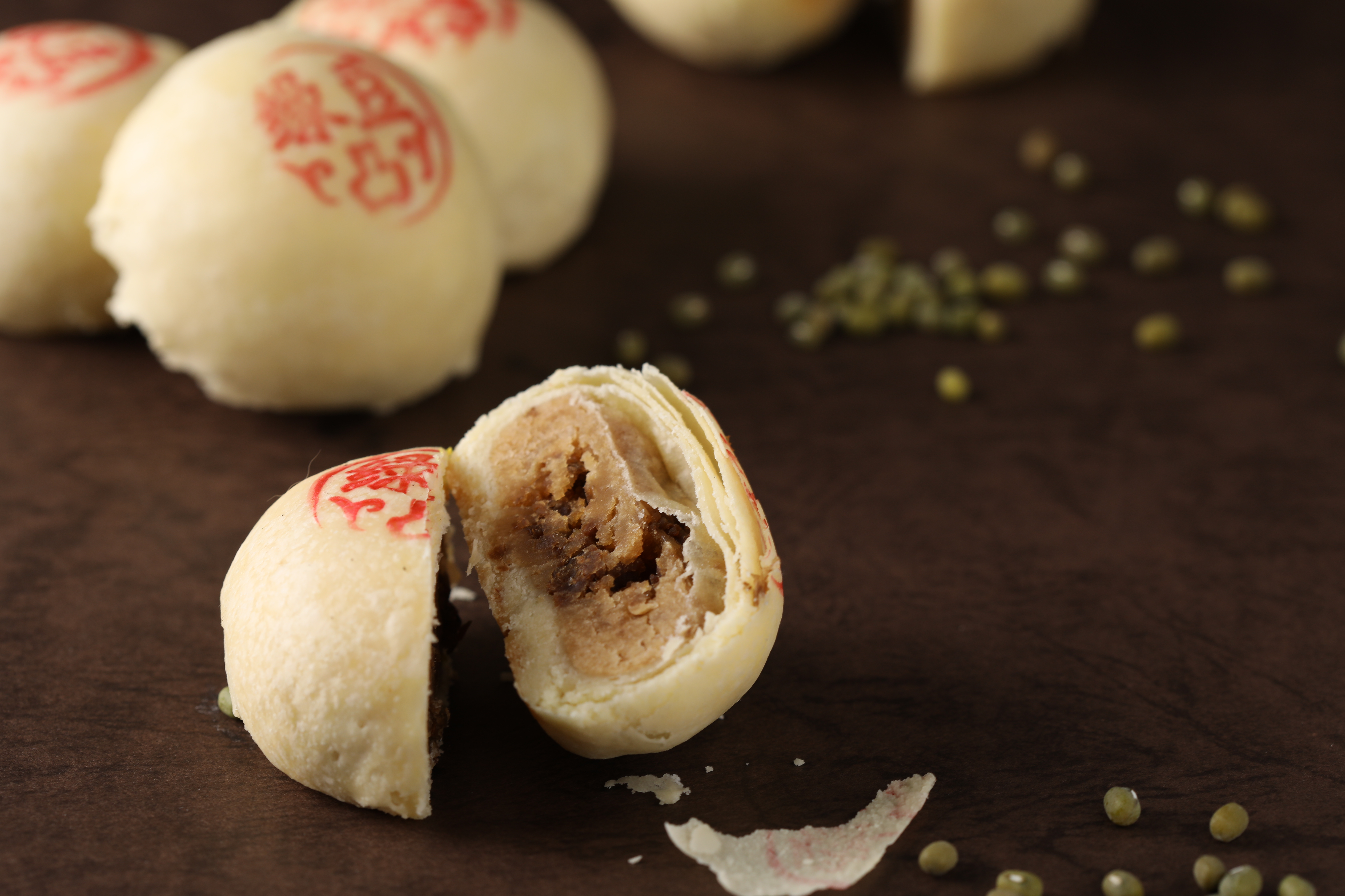 「古早味綠豆椪」亮點就在餡裡的豬肉末，嘗得到紅蔥頭的香氣，與綠豆的香甜相襯得宜。（50元／個，中秋節限定）