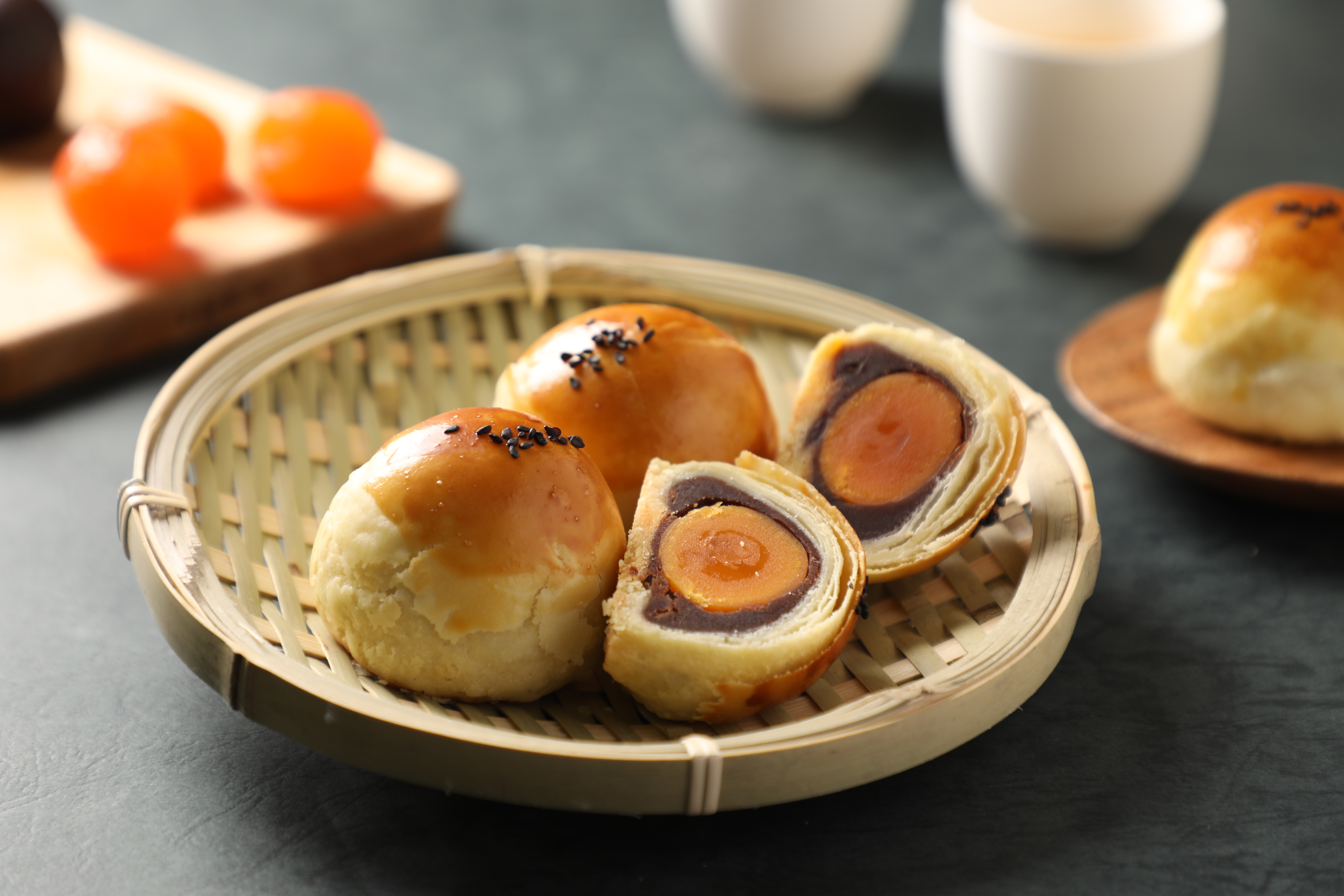 「烏豆沙蛋黃酥」以紅豆、奶油拌成內餡，口感甜綿，有鹹蛋黃調和甜味。（45元／個）