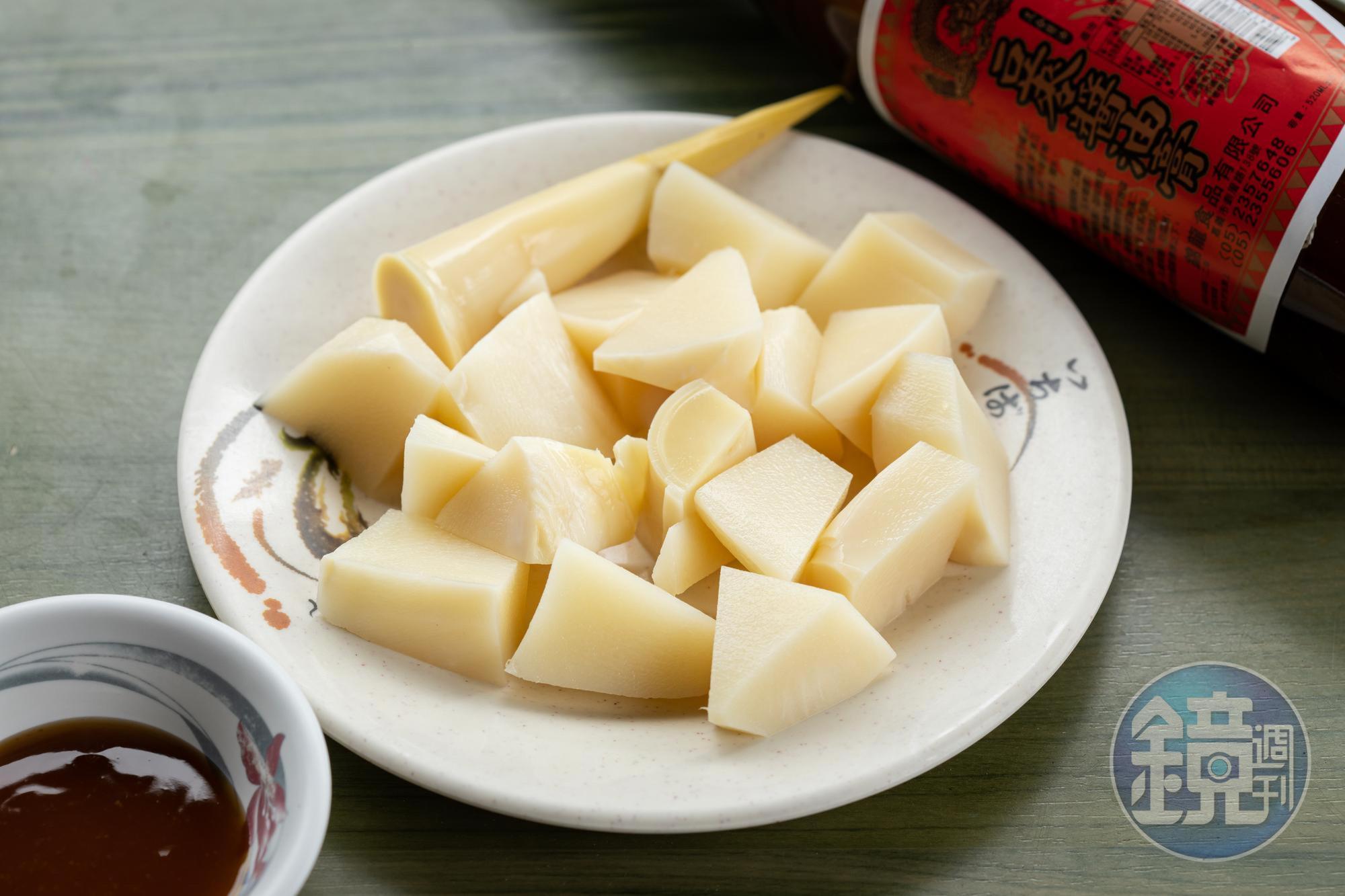 「冷筍」蘸錦龍豆麥醬油膏，鹹甜鹹甜很討喜。（時價，圖中為100元／份）