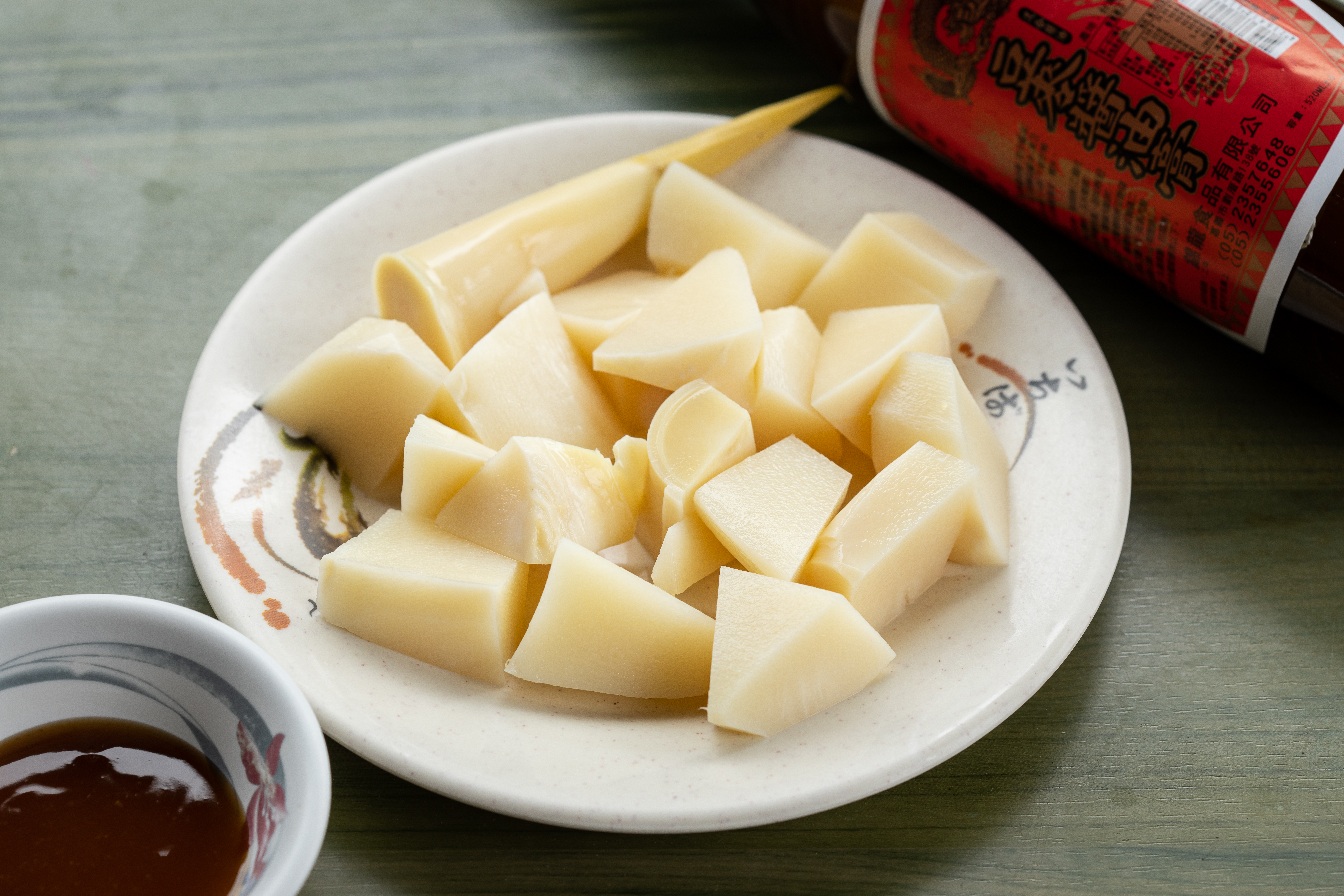 「冷筍」蘸錦龍豆麥醬油膏，鹹甜鹹甜很討喜。（時價，圖中為100元／份）