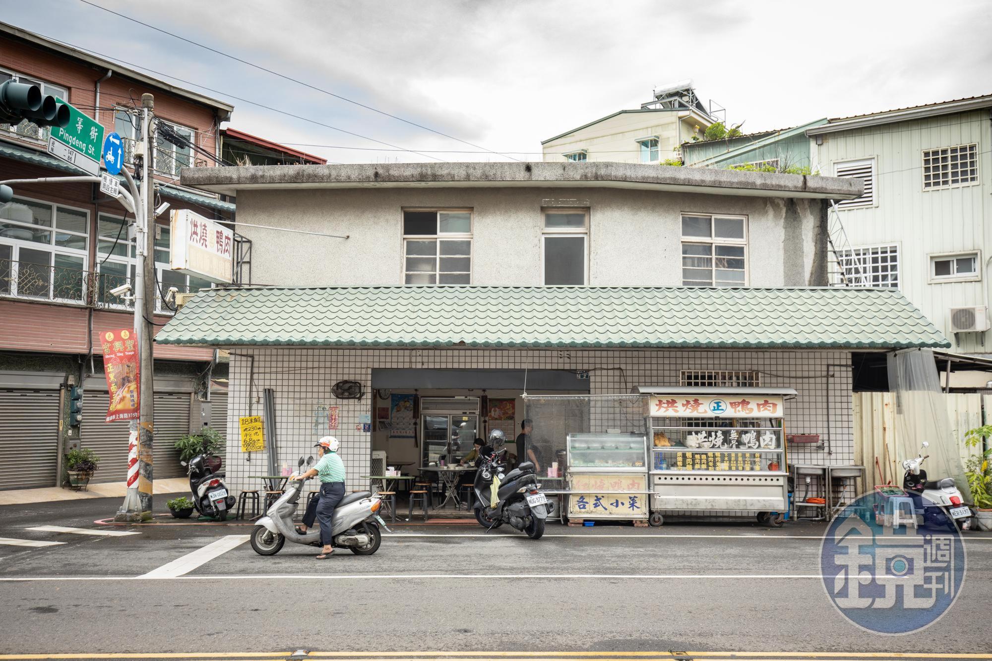 店面極簡不起眼，深受死忠鐵粉支持，每週從台中回嘉義都要來買。